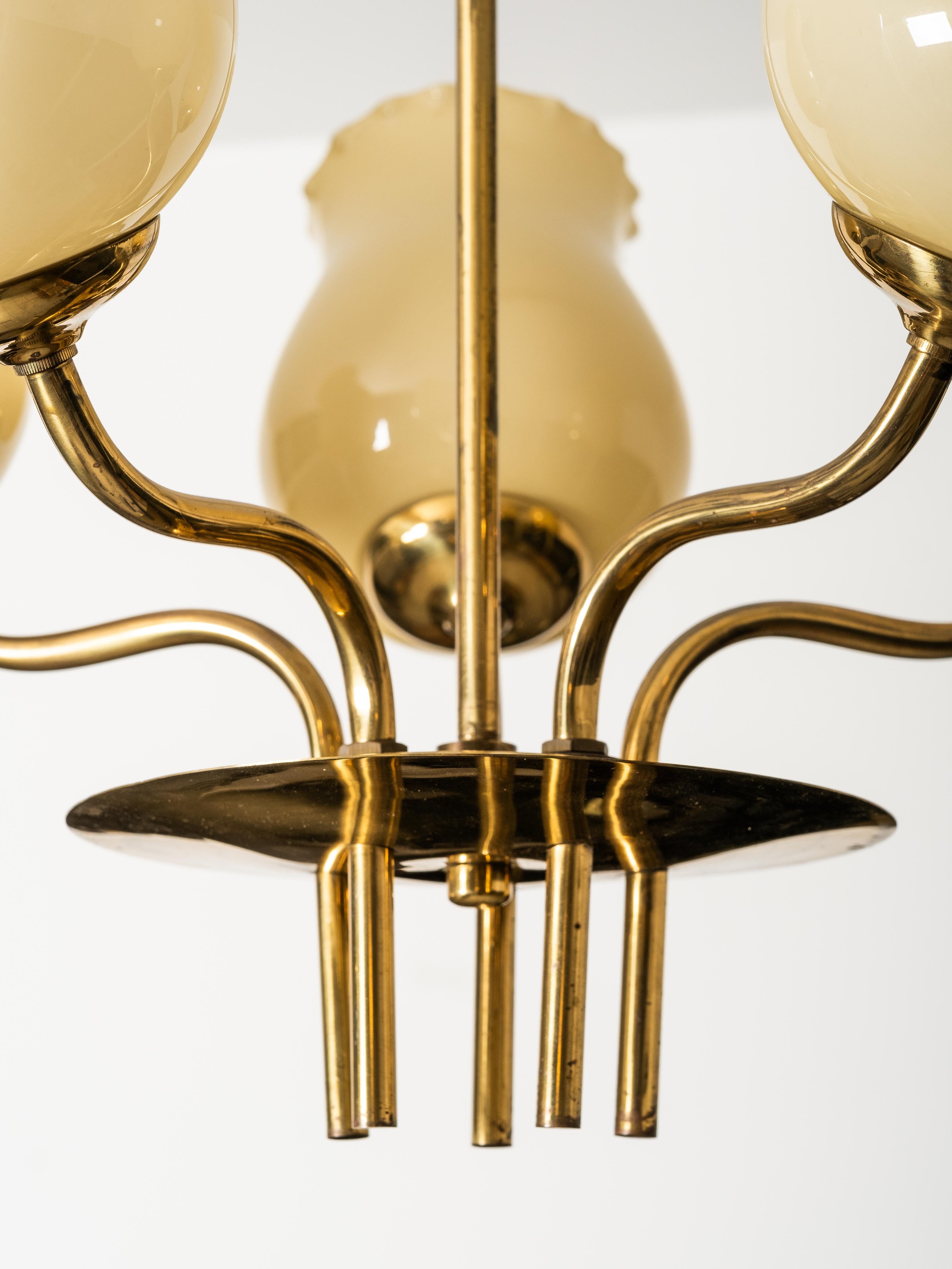 Lampadario moderno di metà secolo in ottone e vetro opalino di Itsu, Finlandia, anni '50 in vendita 11