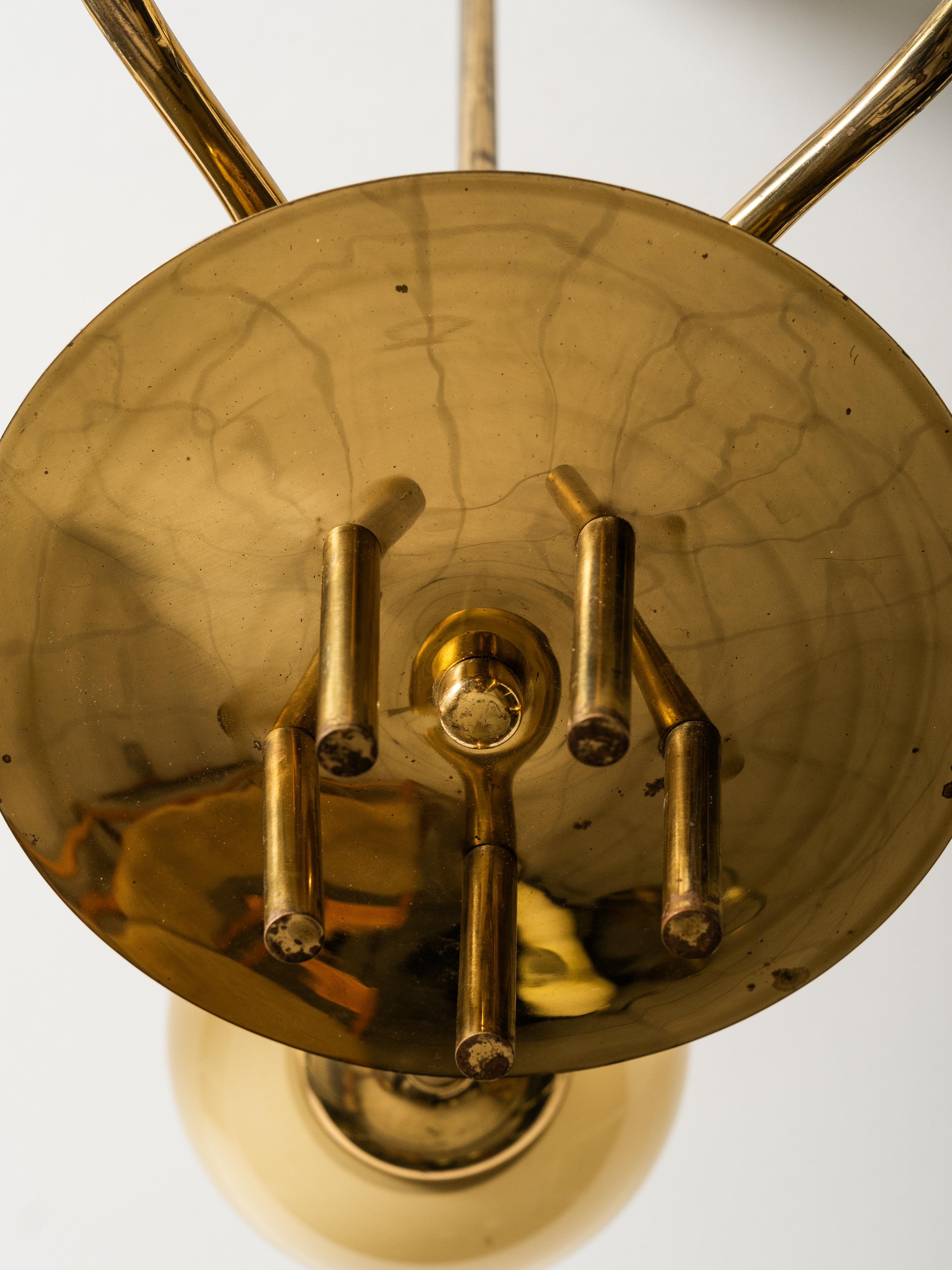 Lampadario moderno di metà secolo in ottone e vetro opalino di Itsu, Finlandia, anni '50 in vendita 12