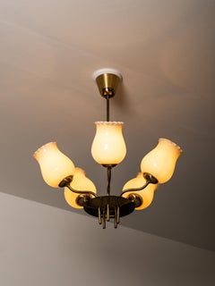 Moderner Kronleuchter aus Messing und Opalglas der Jahrhundertmitte von Itsu, Finnland, 1950er Jahre