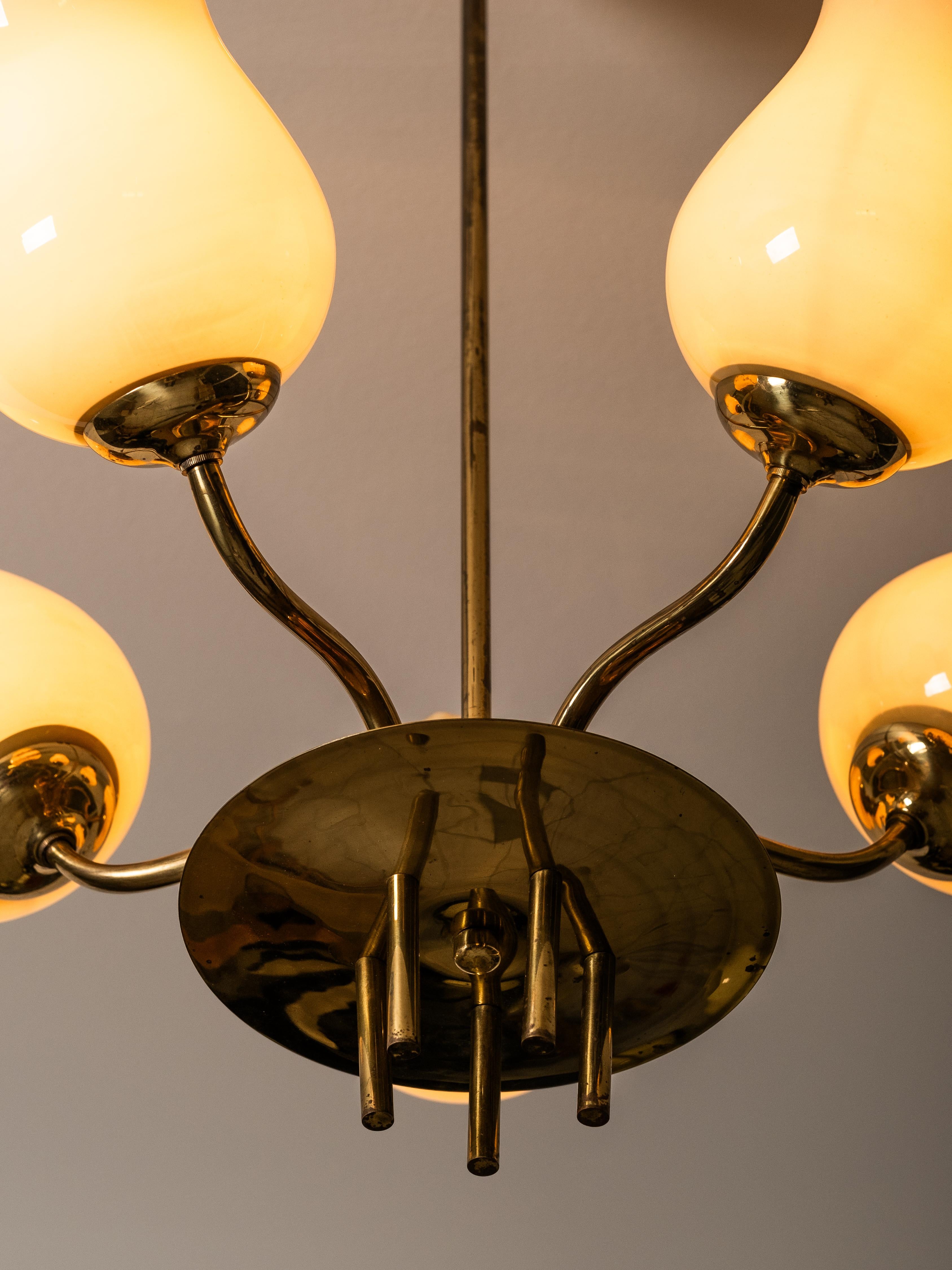 Scandinavo moderno Lampadario moderno di metà secolo in ottone e vetro opalino di Itsu, Finlandia, anni '50 in vendita