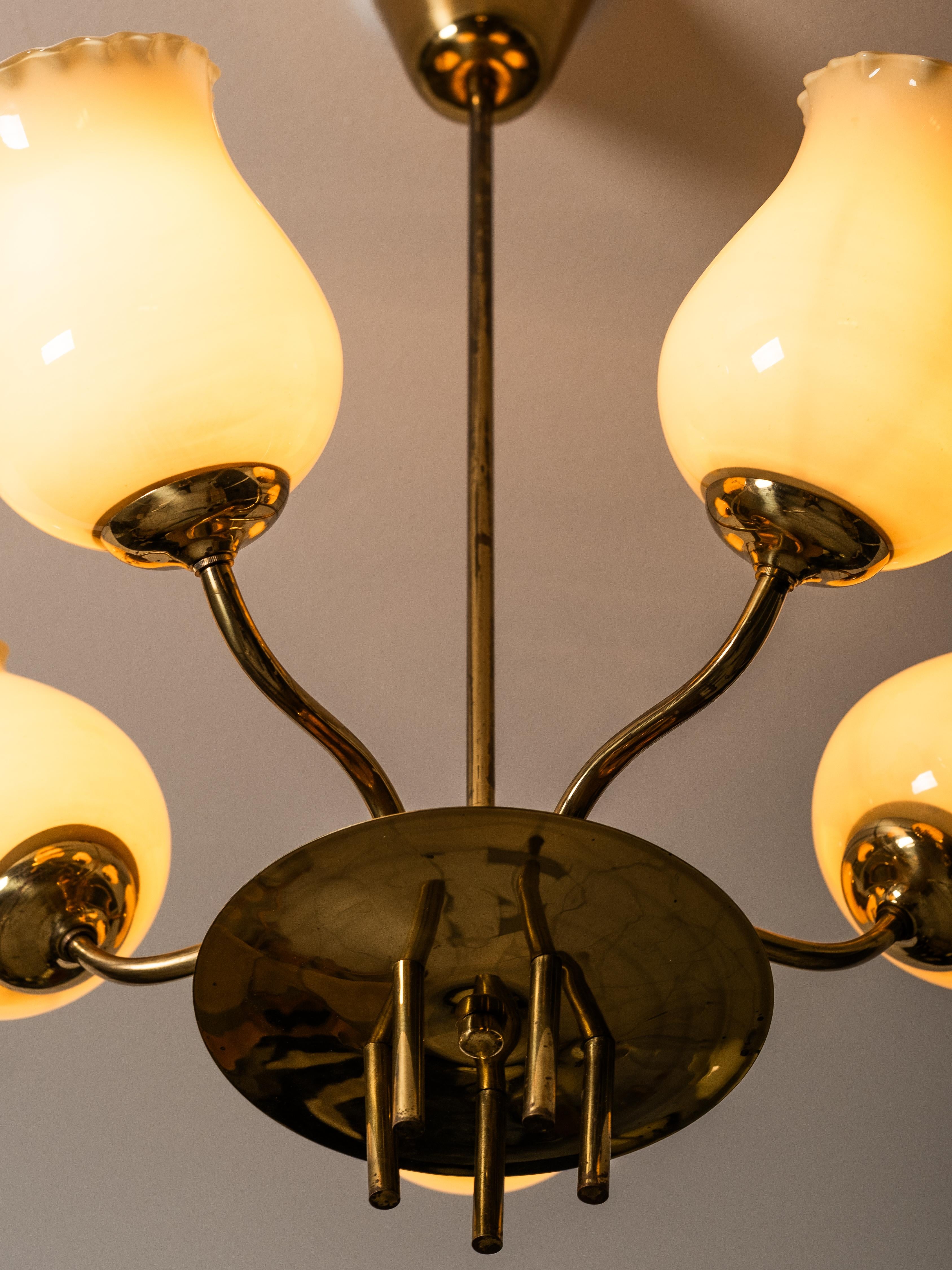 Finlandese Lampadario moderno di metà secolo in ottone e vetro opalino di Itsu, Finlandia, anni '50 in vendita