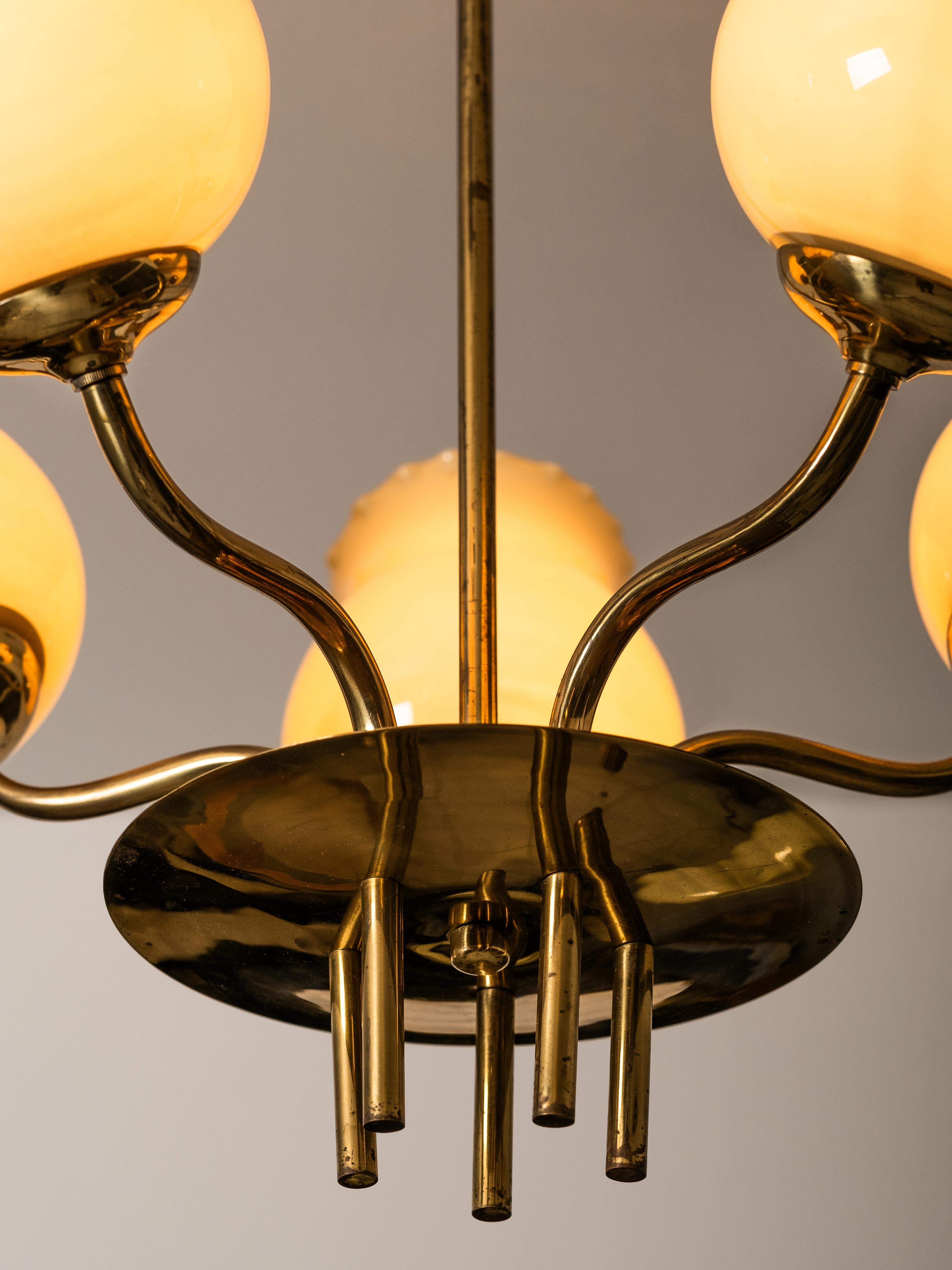 Lampadario moderno di metà secolo in ottone e vetro opalino di Itsu, Finlandia, anni '50 In condizioni buone in vendita a Karis, Nyland