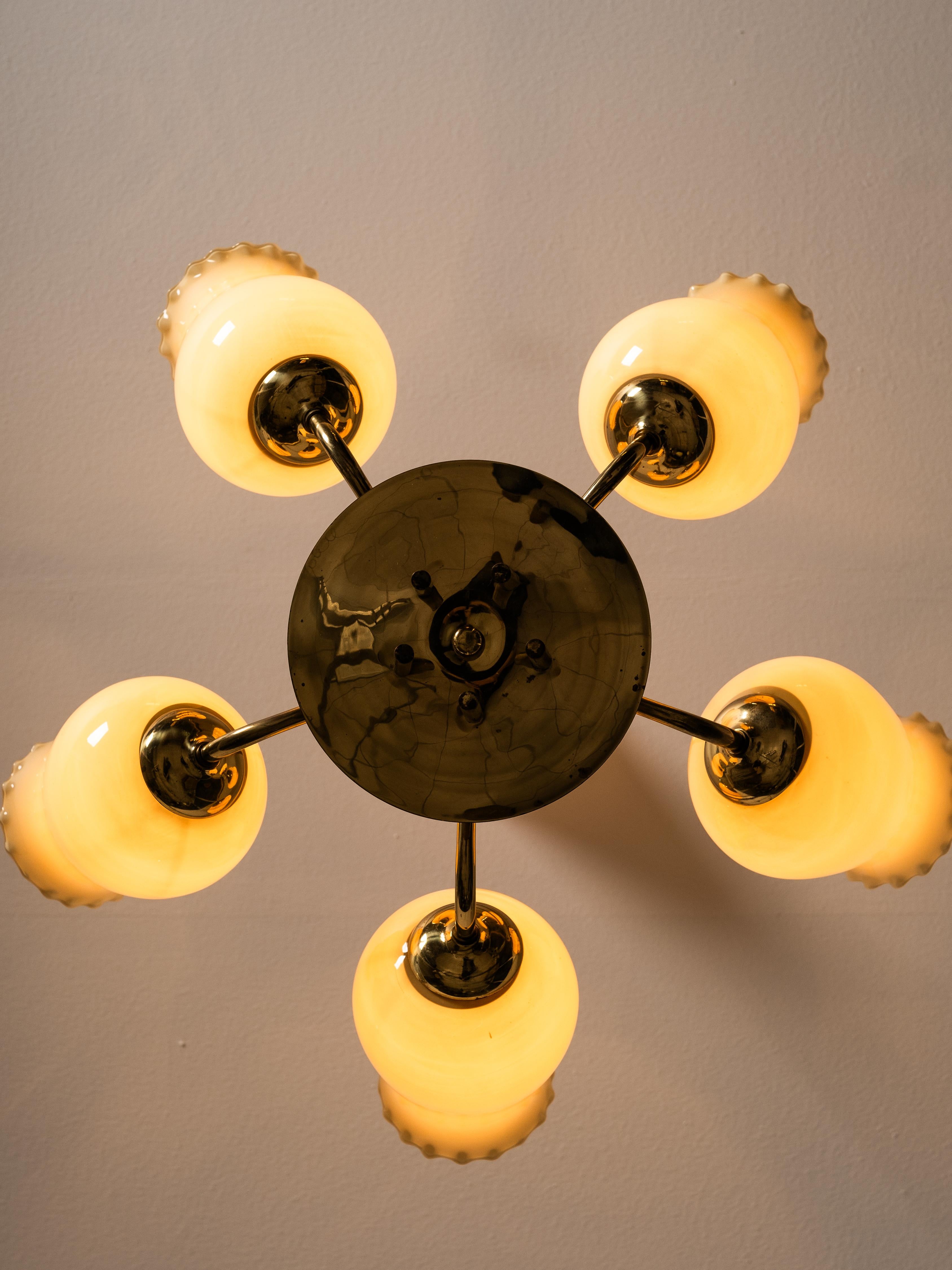 Metà XX secolo Lampadario moderno di metà secolo in ottone e vetro opalino di Itsu, Finlandia, anni '50 in vendita
