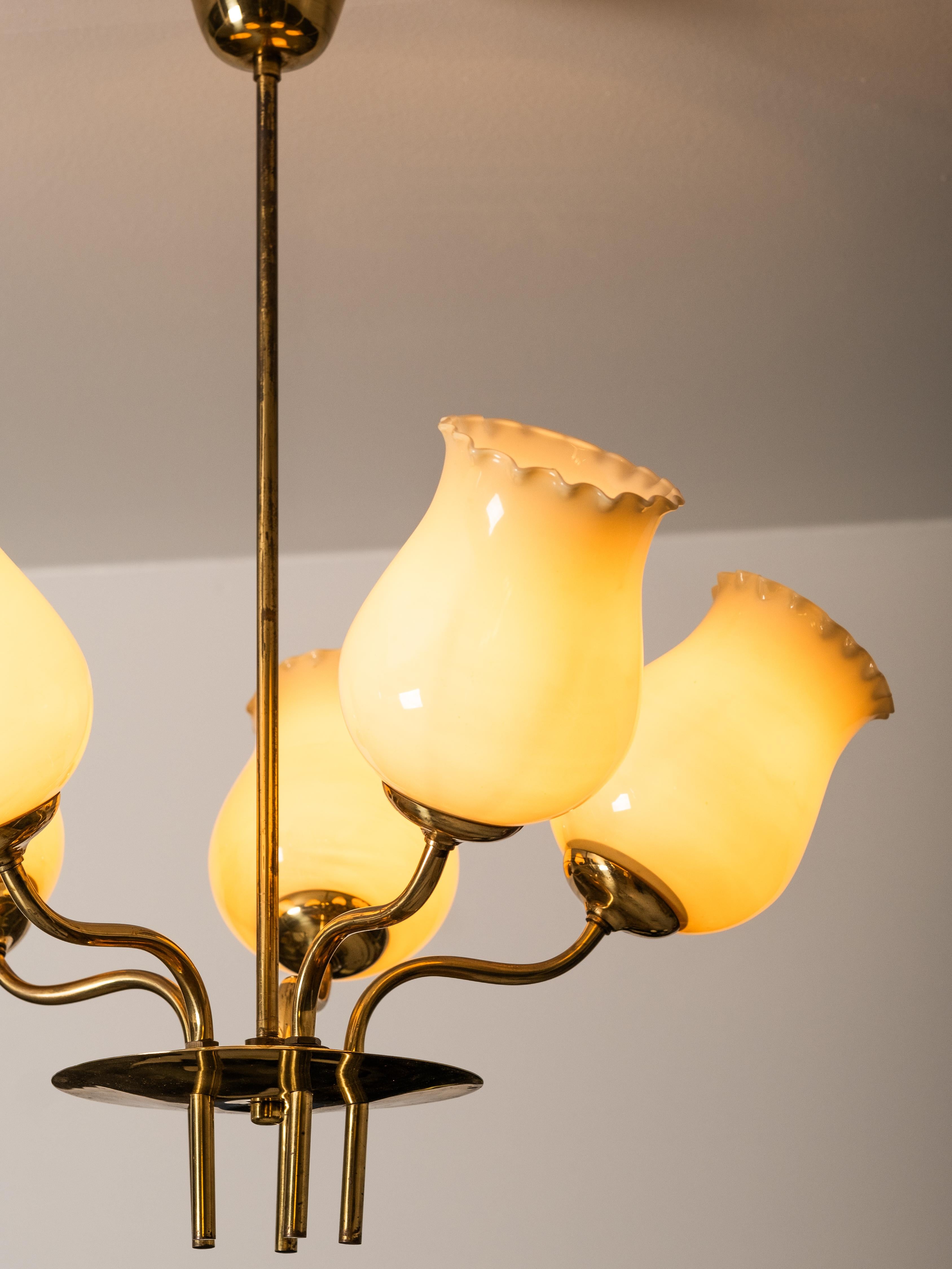 Ottone Lampadario moderno di metà secolo in ottone e vetro opalino di Itsu, Finlandia, anni '50 in vendita