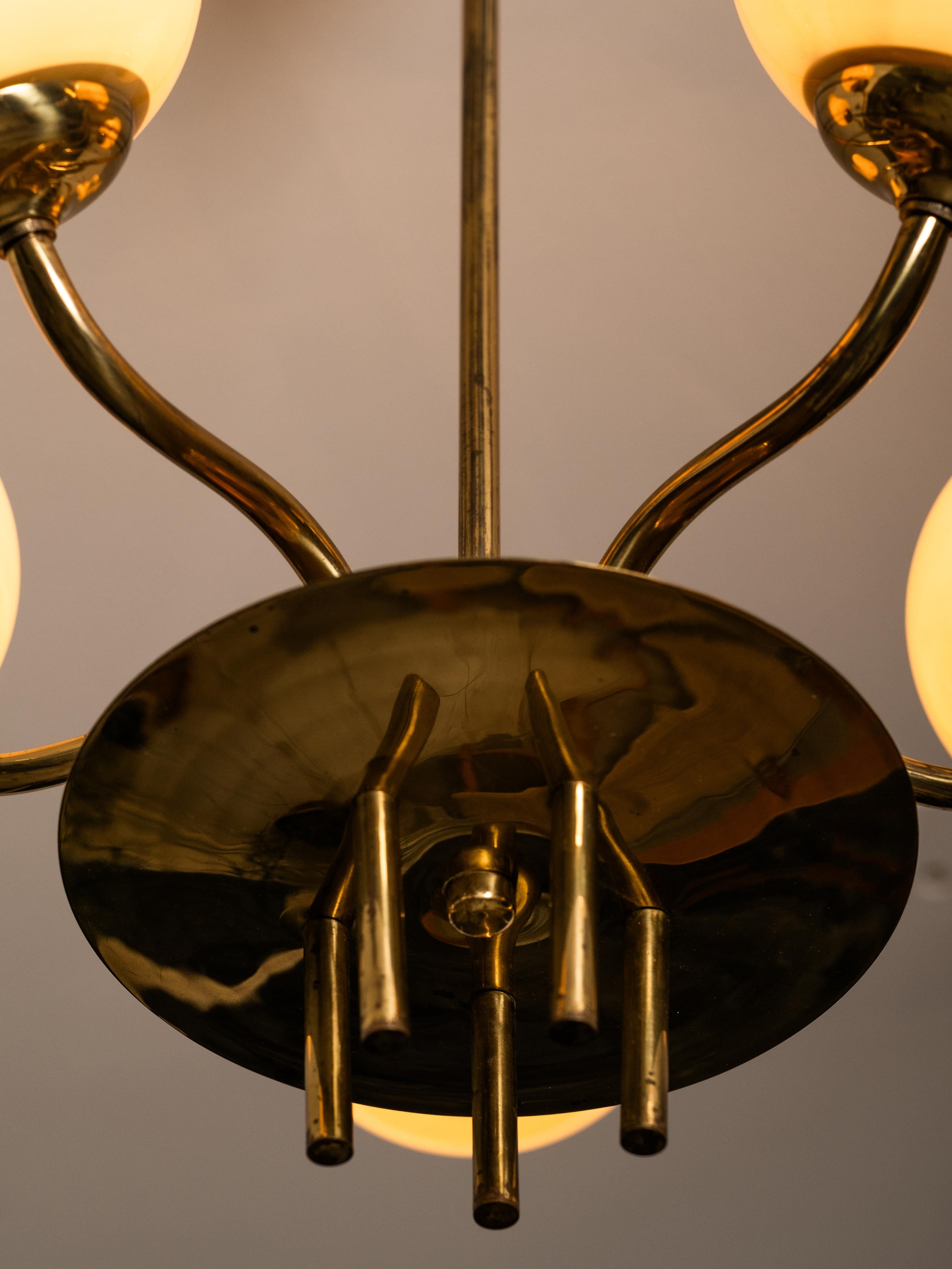 Lampadario moderno di metà secolo in ottone e vetro opalino di Itsu, Finlandia, anni '50 in vendita 1