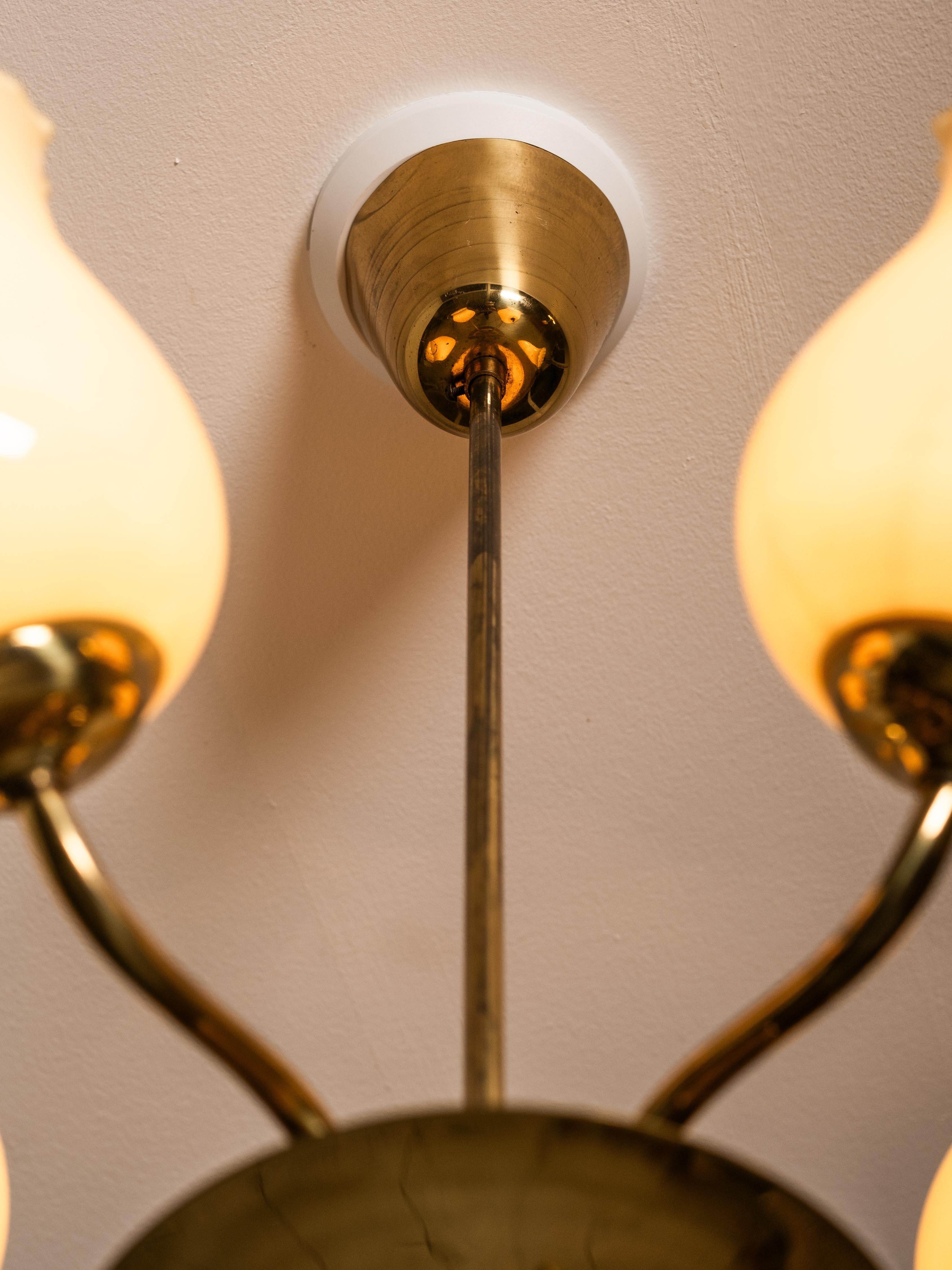 Lampadario moderno di metà secolo in ottone e vetro opalino di Itsu, Finlandia, anni '50 in vendita 2