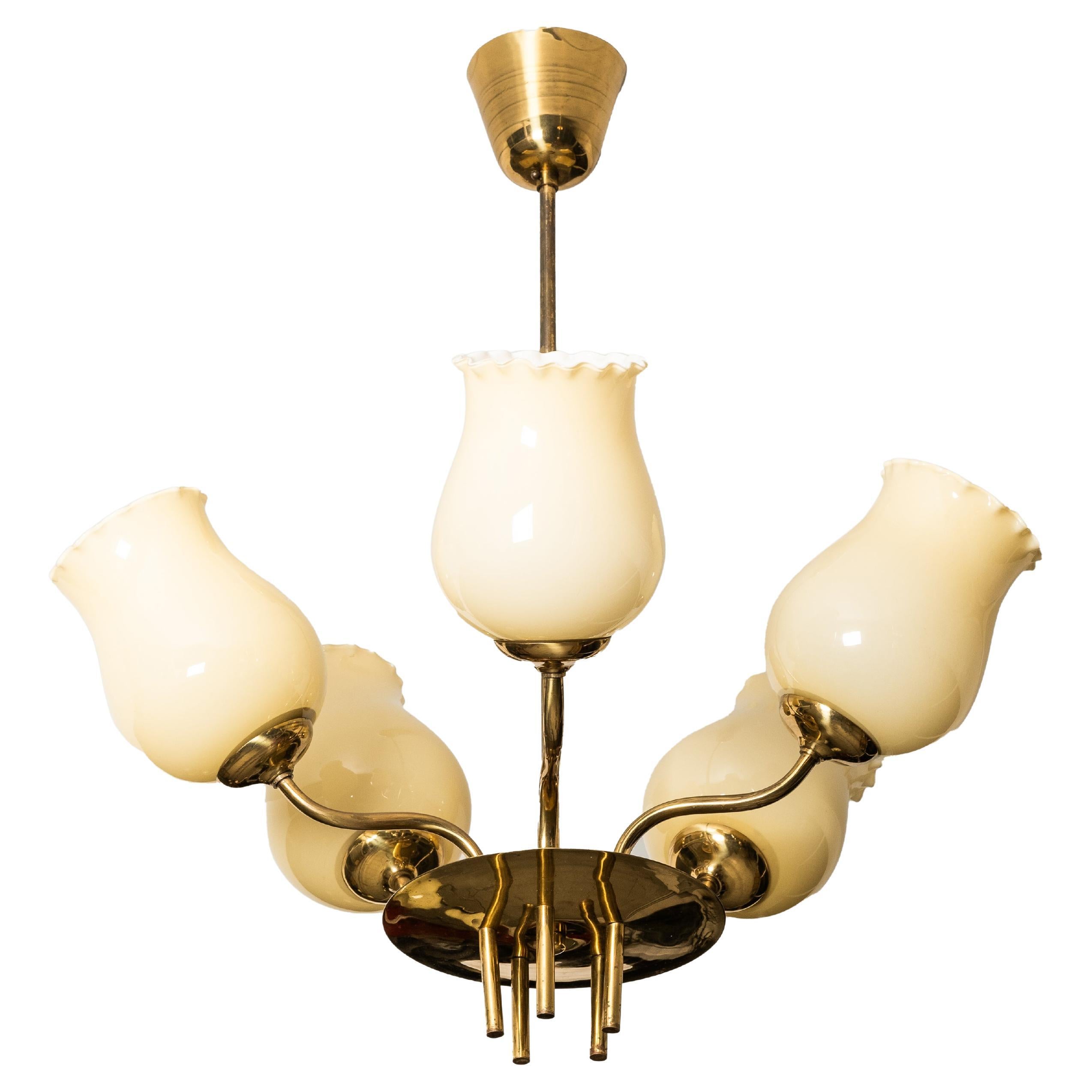 Lampadario moderno di metà secolo in ottone e vetro opalino di Itsu, Finlandia, anni '50