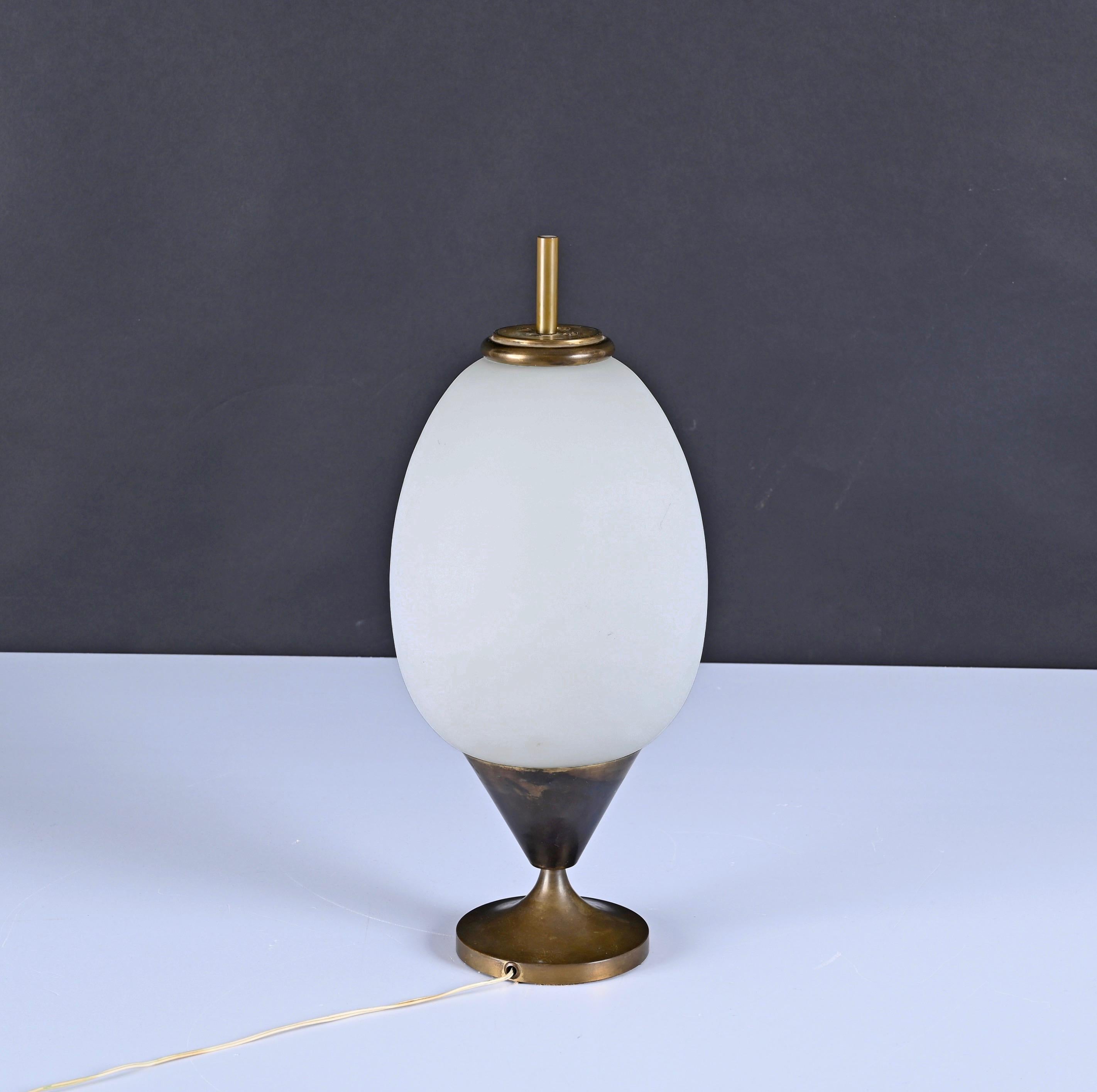 Mid-Century Modern Brass and Opaline Glass Egg-Shaped Italian Table Lamp, 1950s For Sale 4