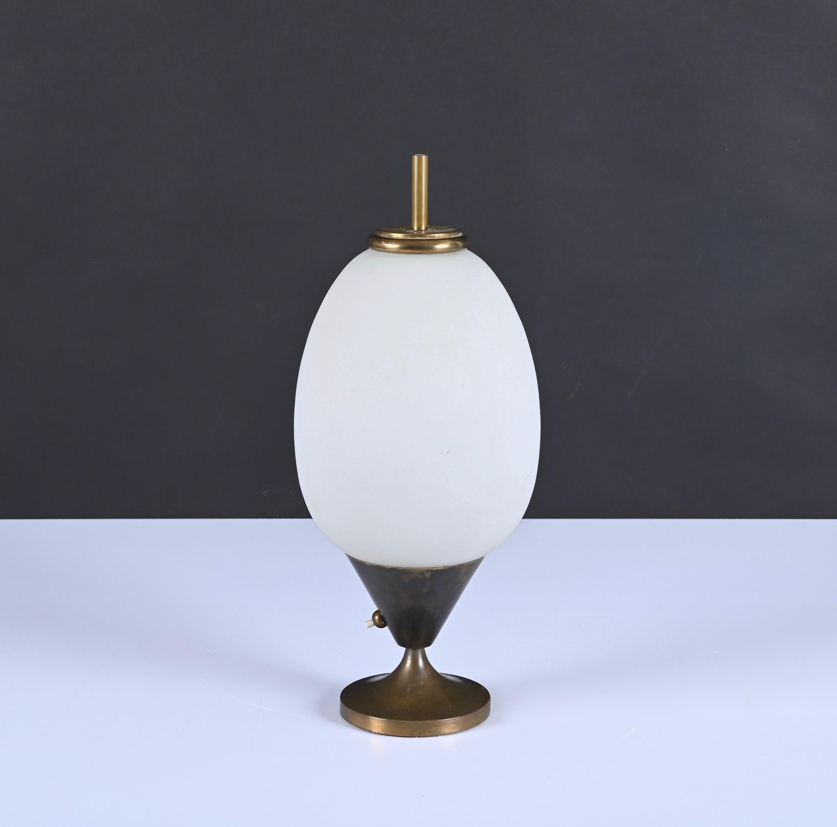 Mid-Century Modern Lampe de table italienne en forme d'œuf, en laiton et verre opalin, The MODERNITY, années 1950 en vente