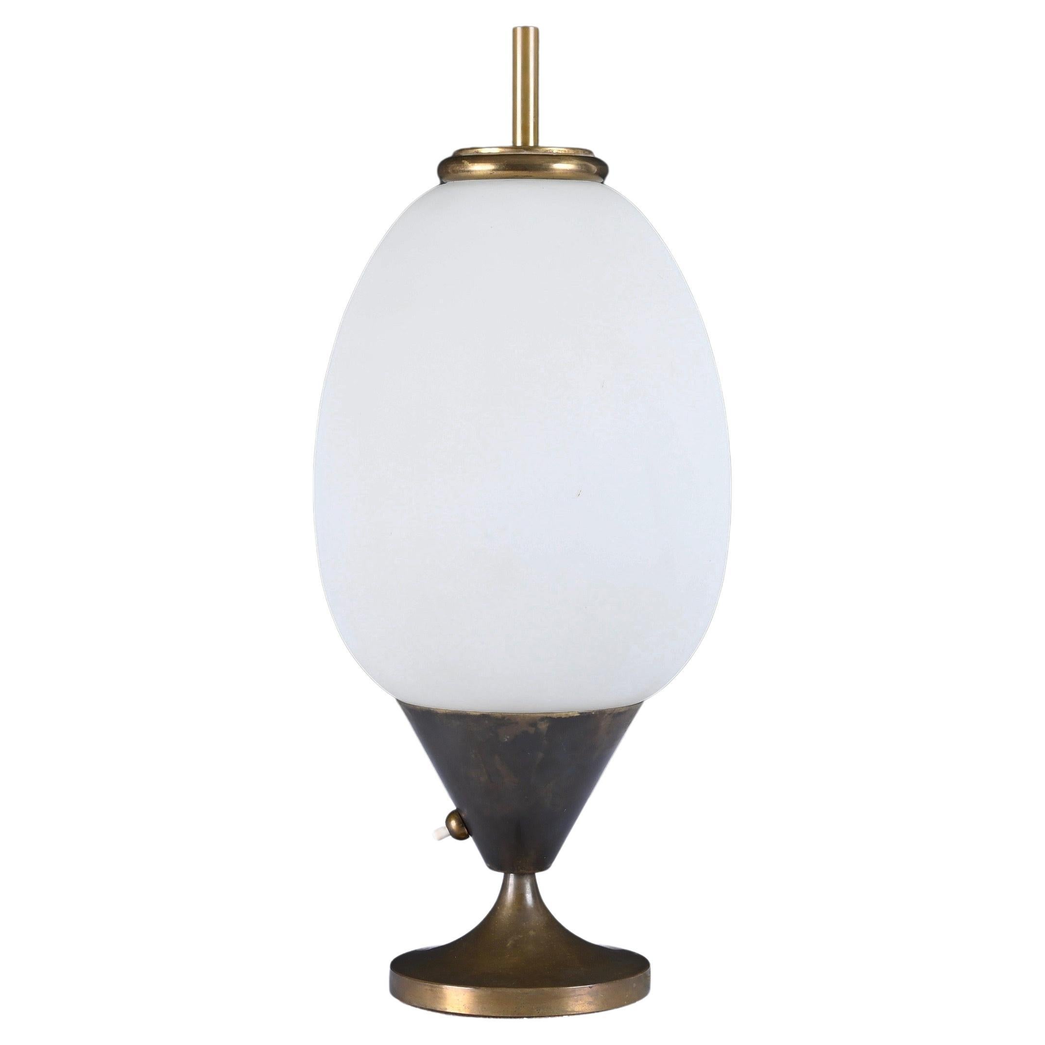 20ième siècle Lampe de table italienne en forme d'œuf, en laiton et verre opalin, The MODERNITY, années 1950 en vente