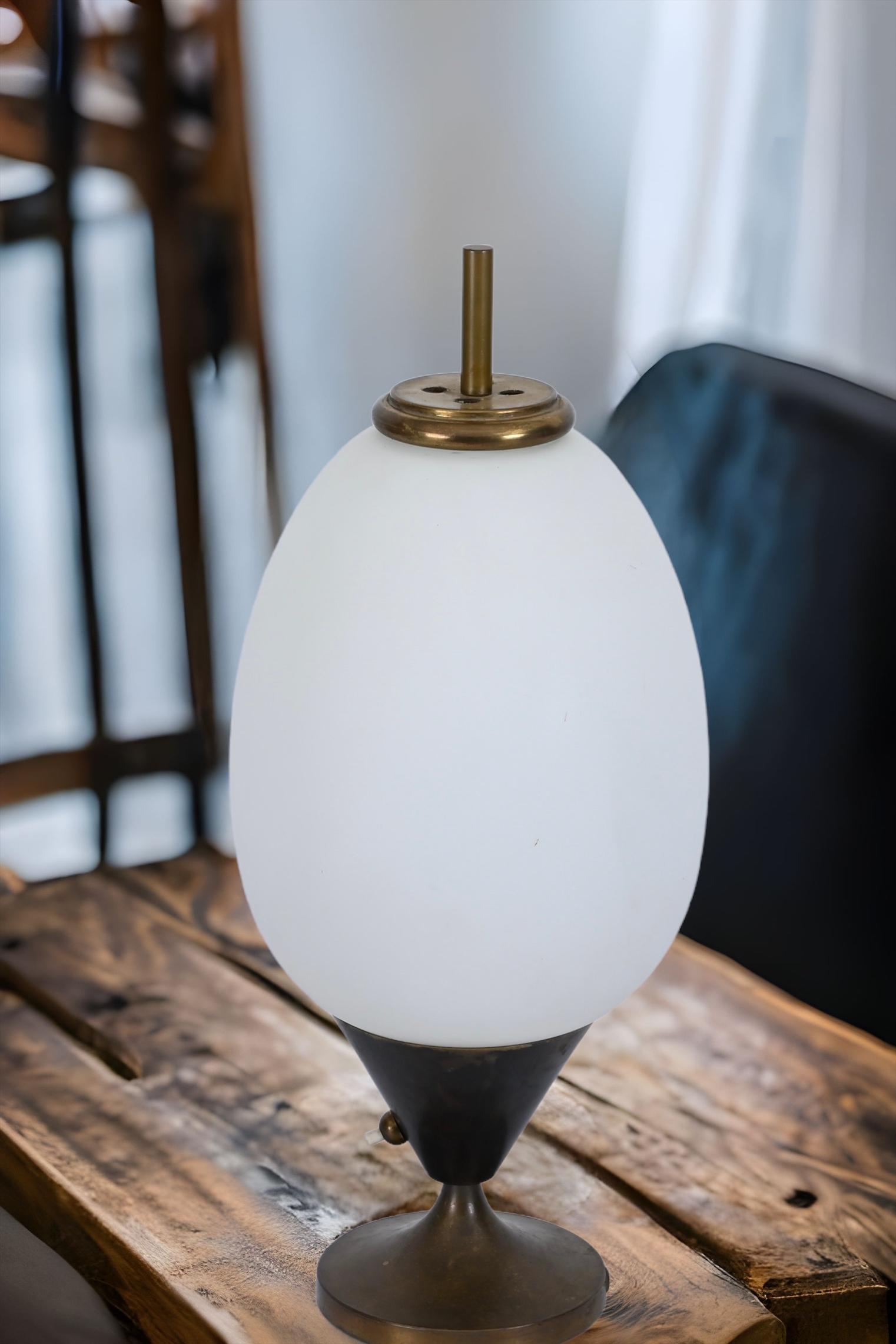 Laiton Lampe de table italienne en forme d'œuf, en laiton et verre opalin, The MODERNITY, années 1950 en vente