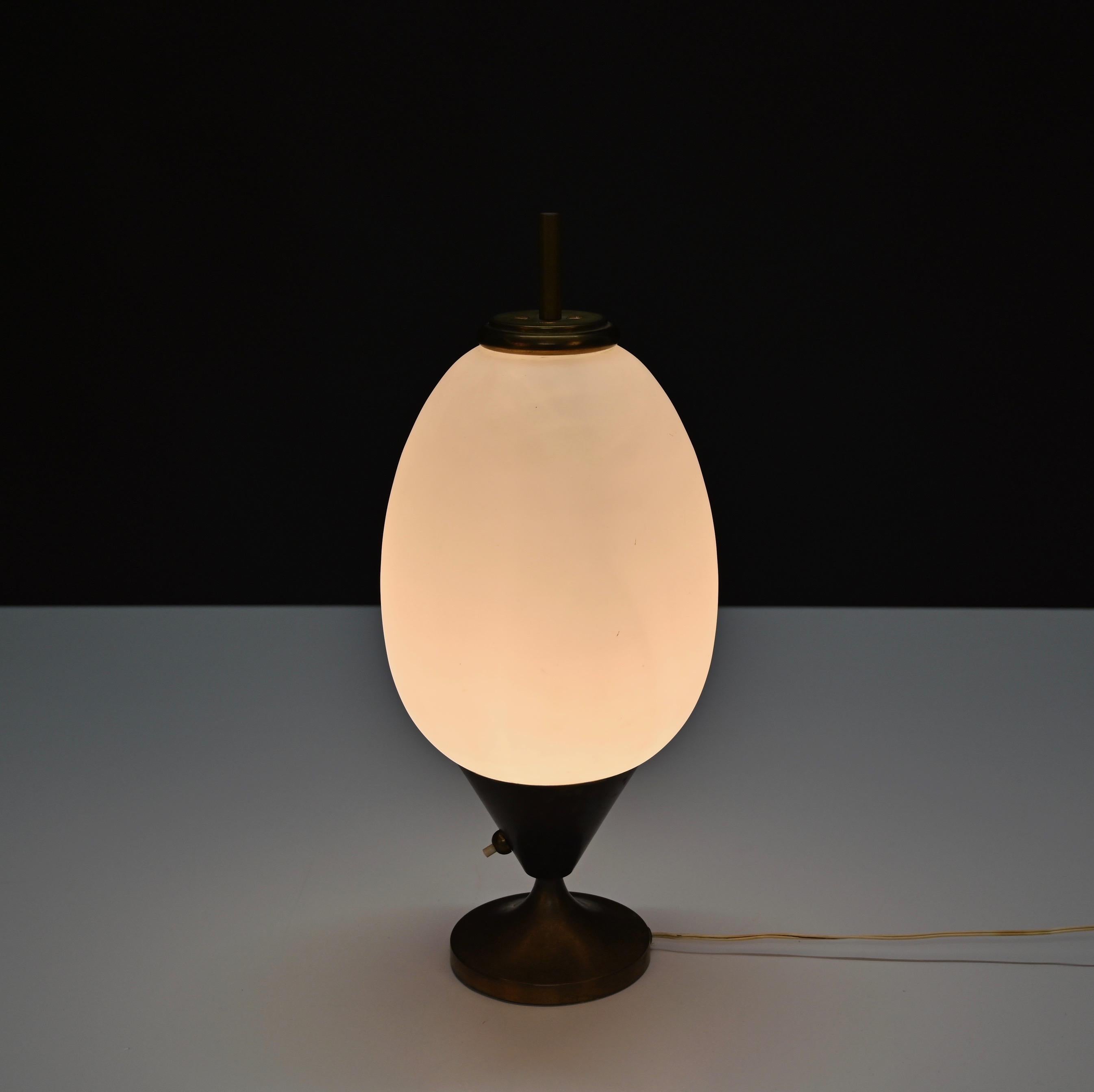 20th Century Mid-Century Modern Brass and Opaline Glass Egg-Shaped Italian Table Lamp, 1950s For Sale