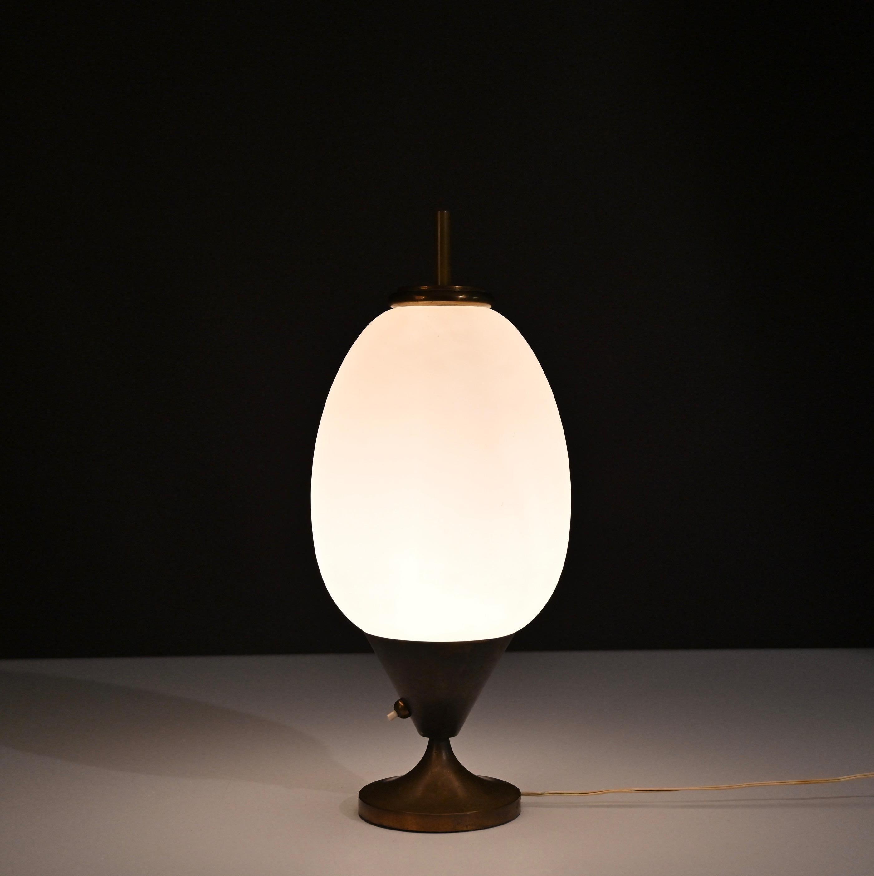 Mid-Century Modern Brass and Opaline Glass Egg-Shaped Italian Table Lamp, 1950s For Sale 1