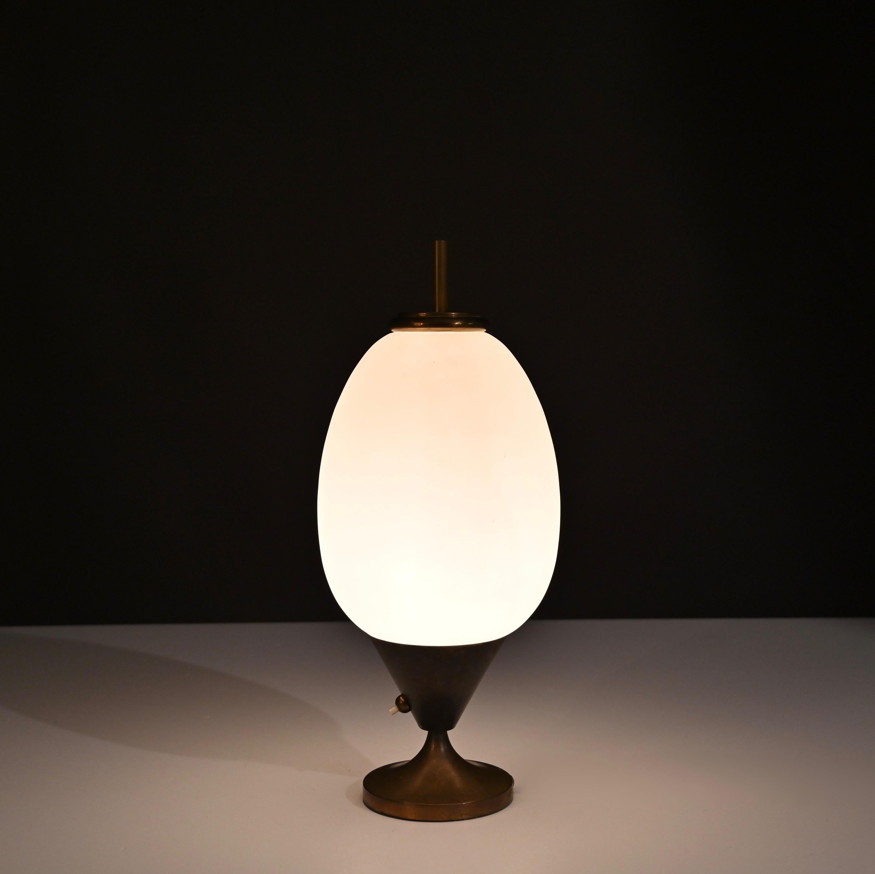 Mid-Century Modern Brass and Opaline Glass Egg-Shaped Italian Table Lamp, 1950s For Sale 2