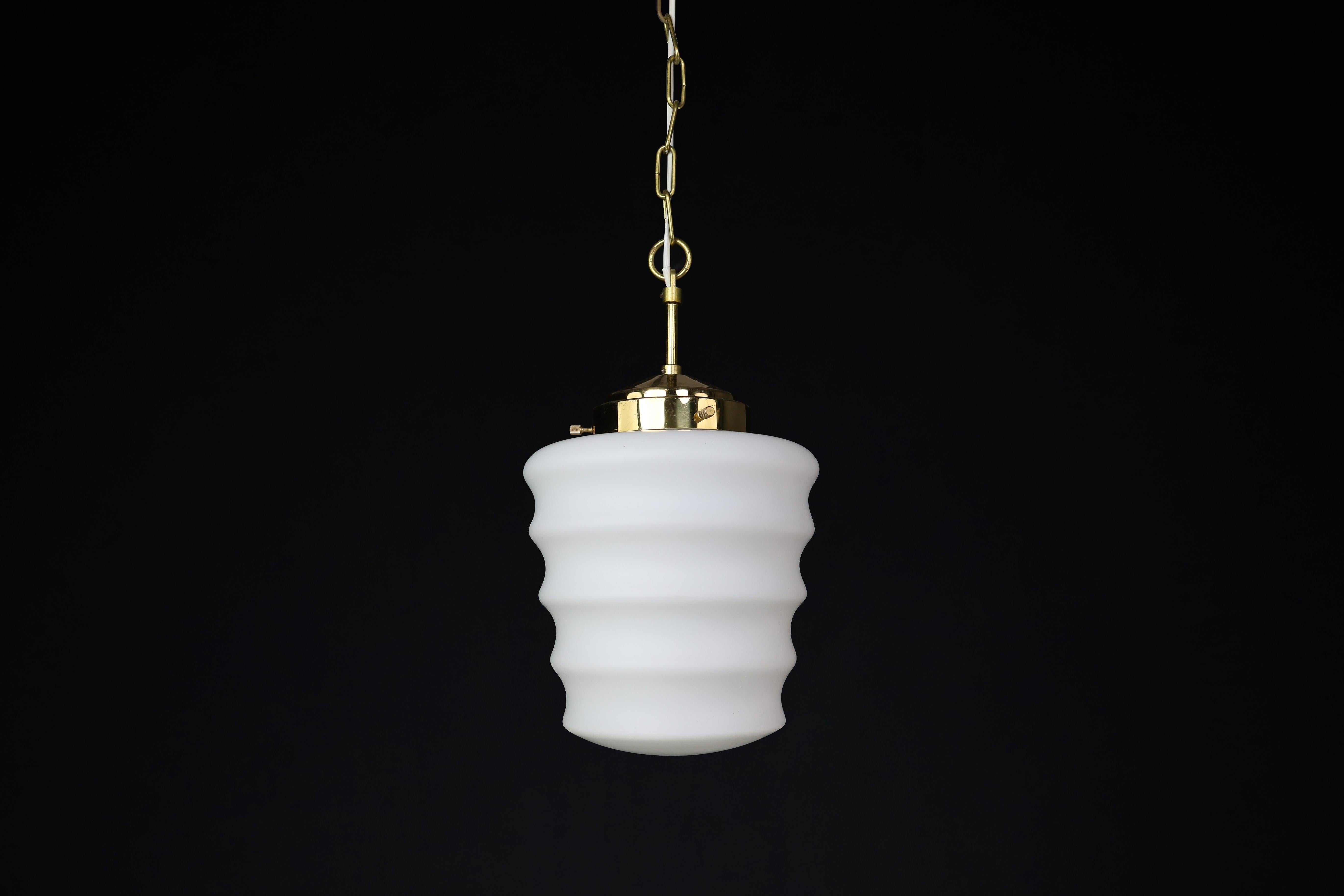 Ciondolo moderno di metà secolo in ottone e vetro opalino, Praga, anni '60 (10 disponibili, prezzo per ciondolo)

Descrizione:

Una raffinata e scultorea lampada a sospensione Mid-Century Modern prodotta a Praga negli anni '60. Ogni pezzo è dotato