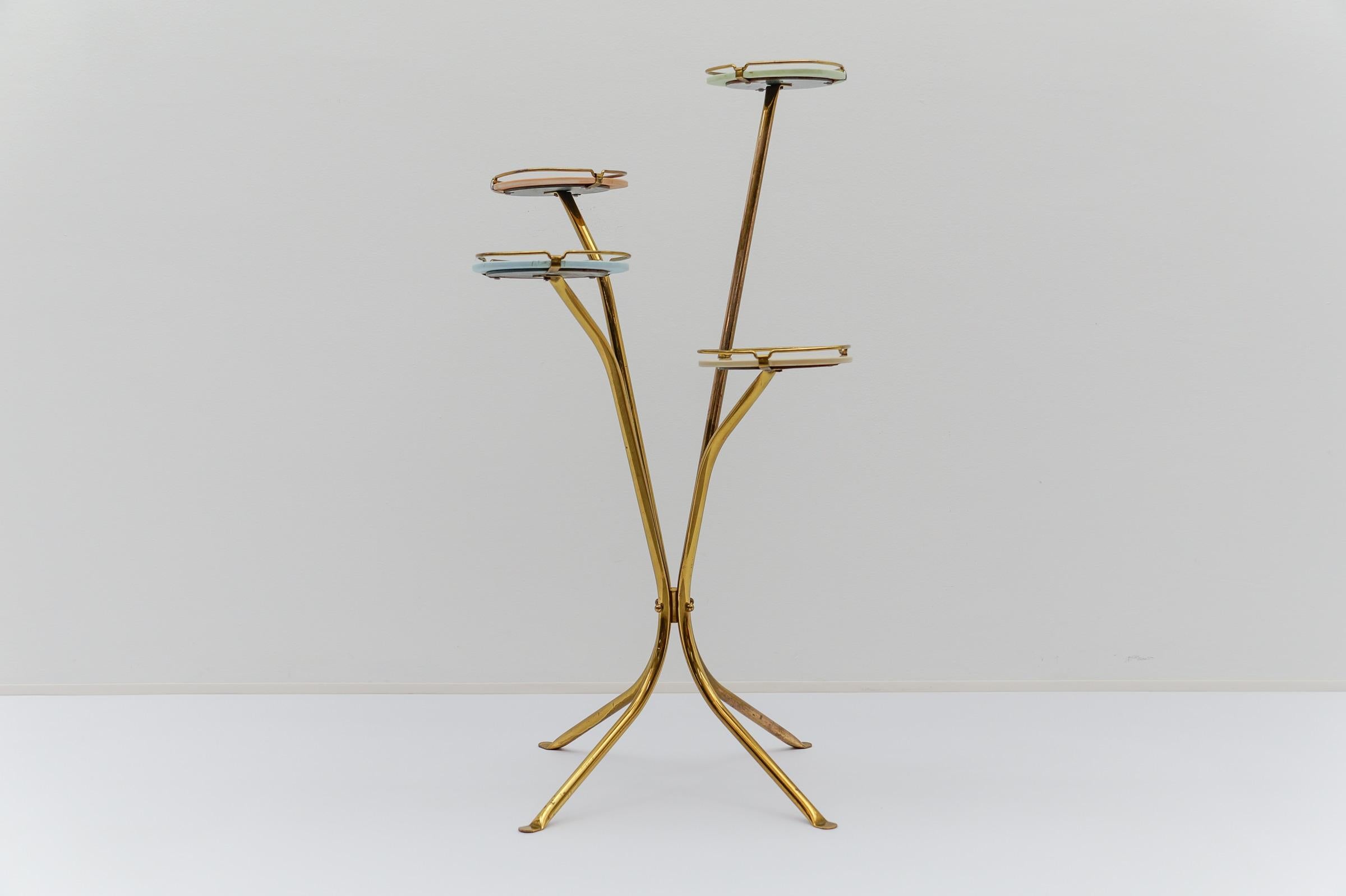Mid-Century Modern brass and pastel-colored glass flower stand / display, 1950s In Good Condition For Sale In Nürnberg, Bayern