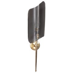 Moderne Wandleuchte aus Messing und perforiertem Metall aus der Jahrhundertmitte von Mathieu Mategot