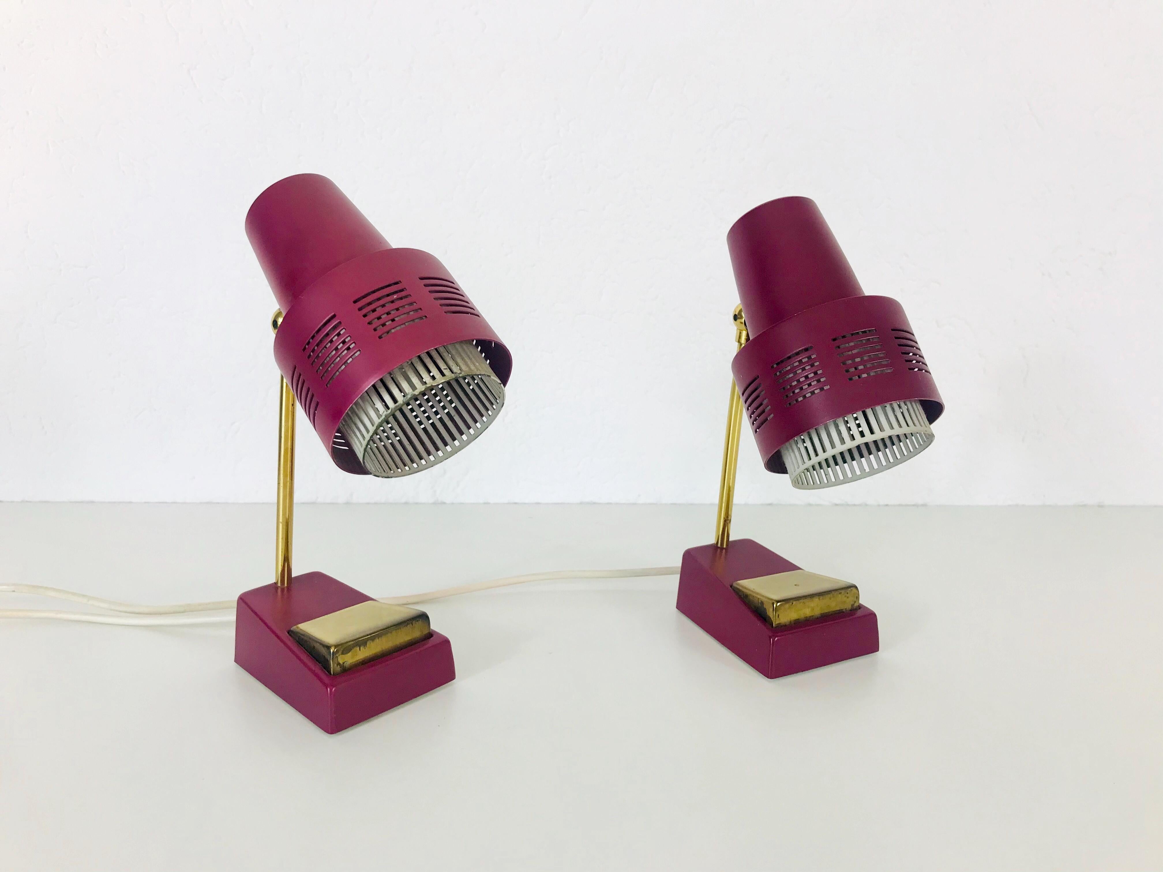 Une belle paire de lampes de table du milieu du siècle fabriquées en Allemagne dans les années 1960. Il est fascinant avec sa belle couleur. La barre et le bouton d'allumage sont en laiton poli. La tête de la lampe est réglable.
Mesures