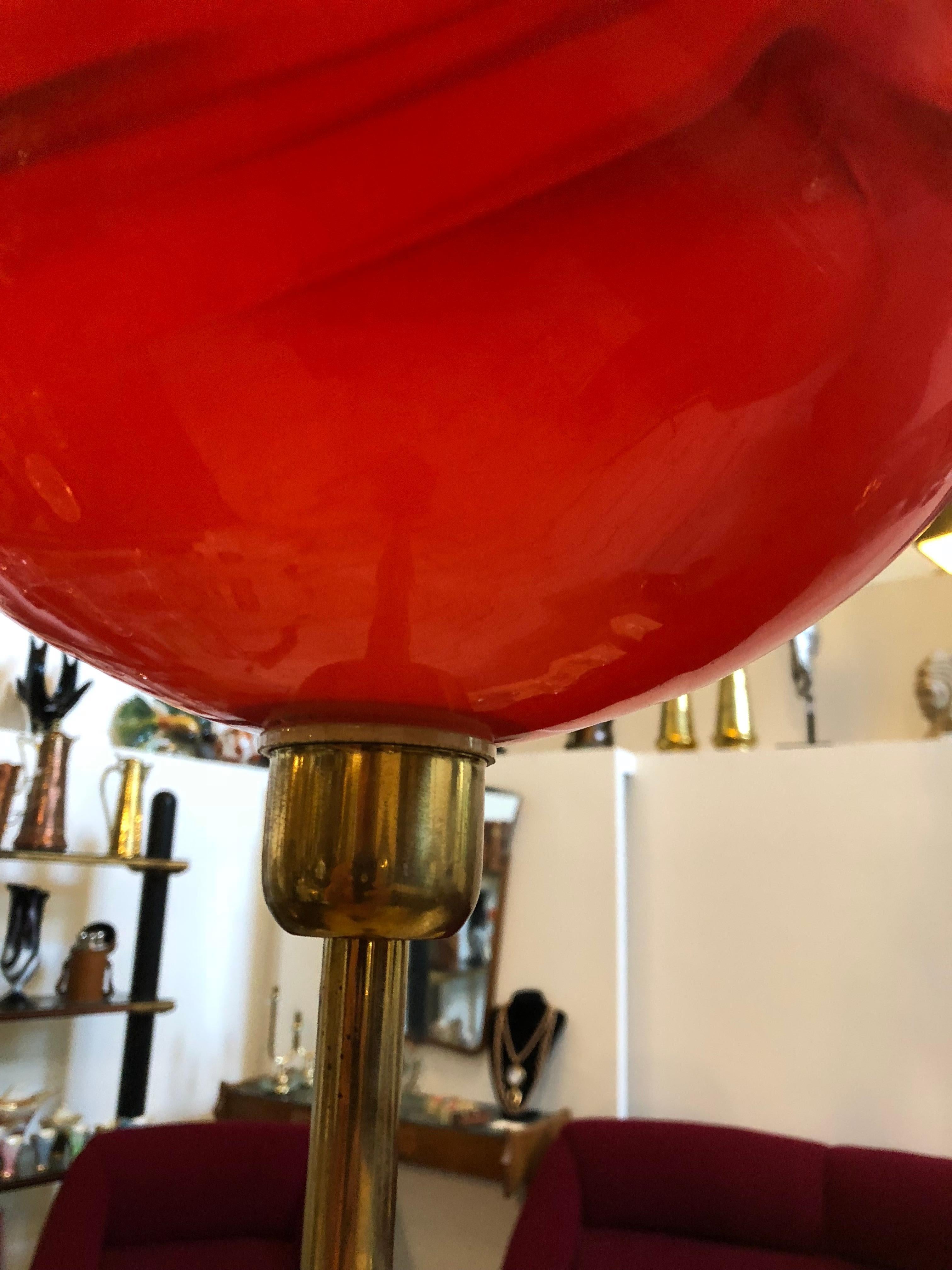 Laiton Lampadaire italien en laiton et verre rouge des années 1950 The Moderns en vente