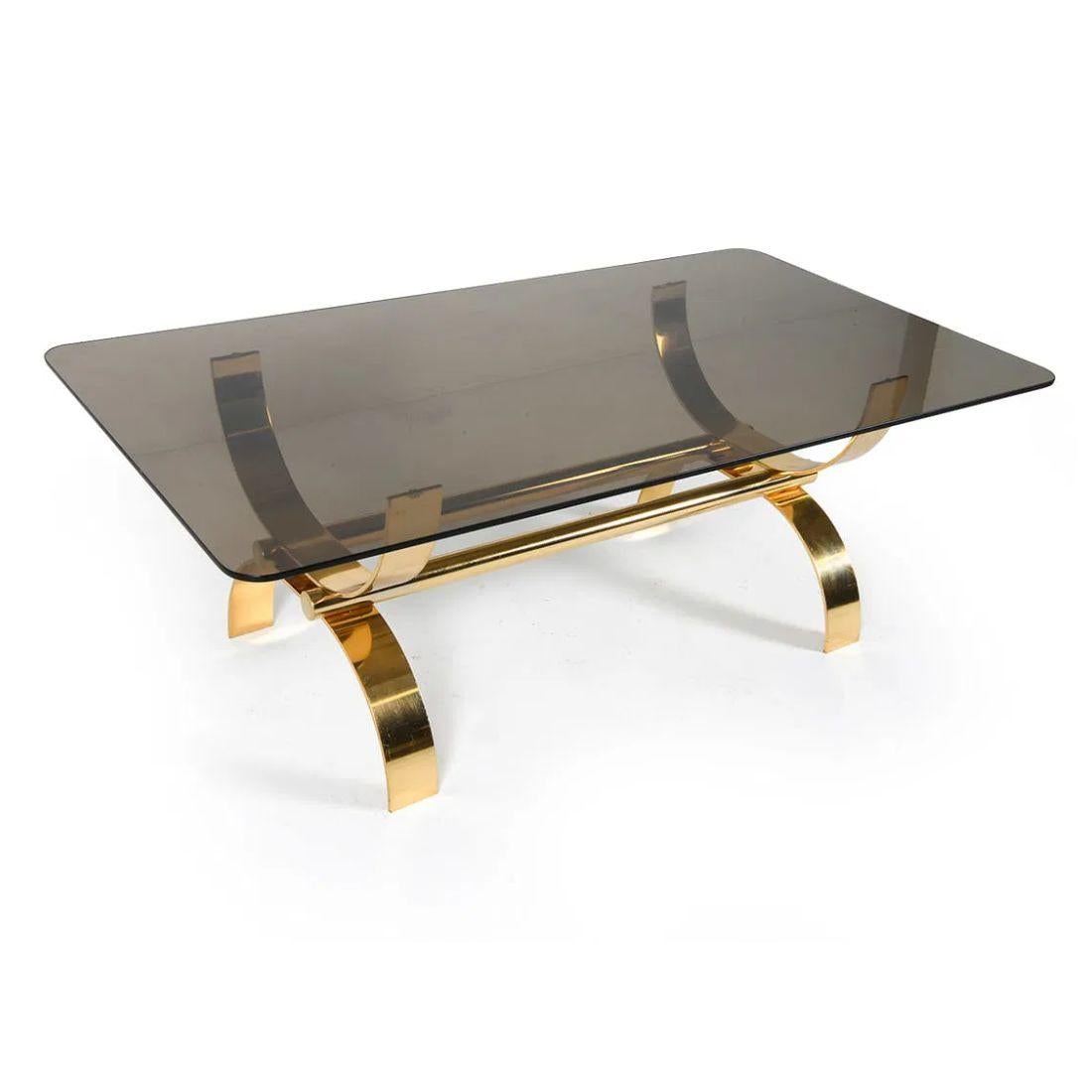 Table basse en laiton et verre fumé de style moderne du milieu du siècle dernier Bon état - En vente à Locust Valley, NY