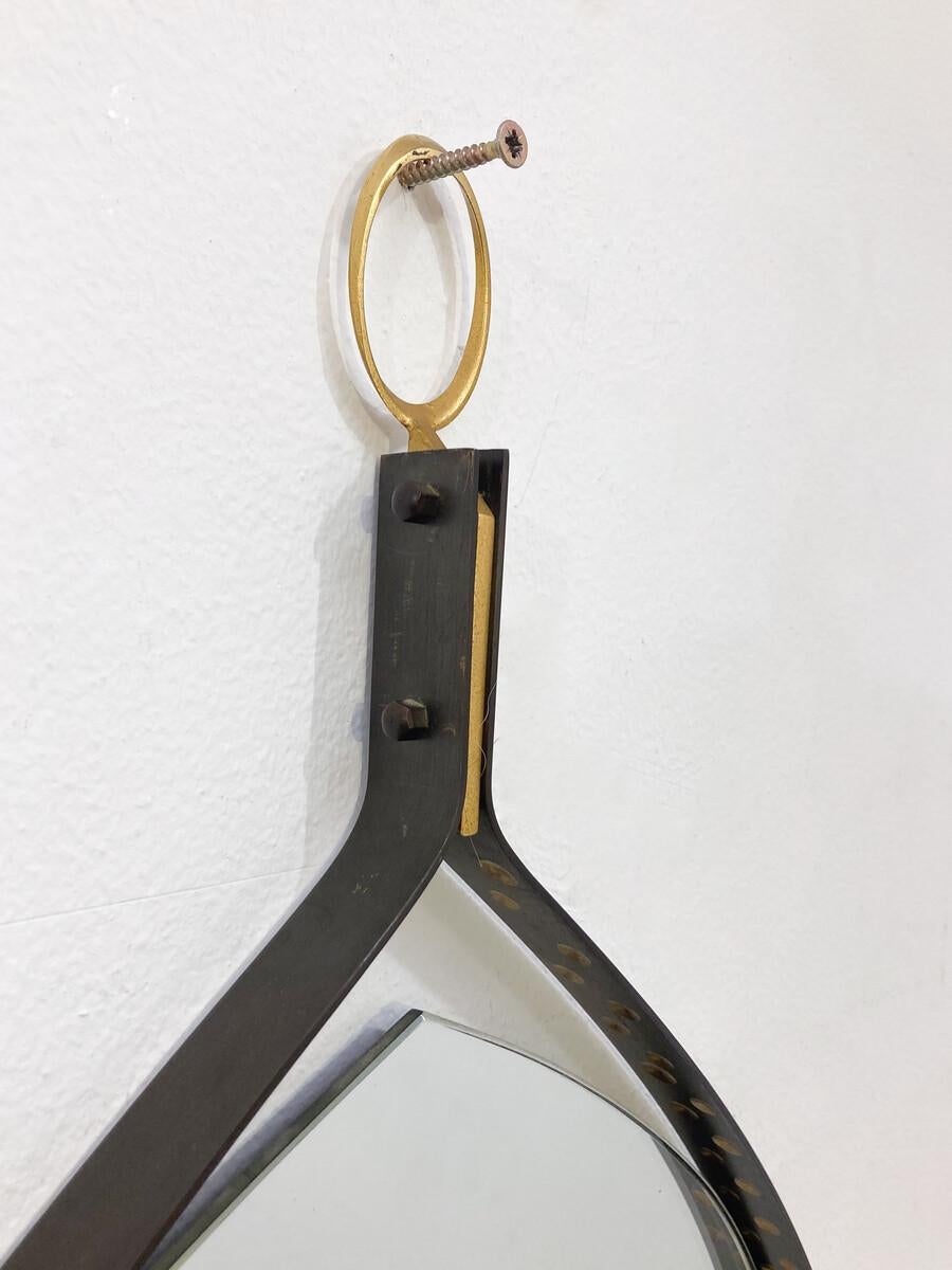 Métal Miroir en forme de goutte en laiton et acier, Italie, 1970 en vente