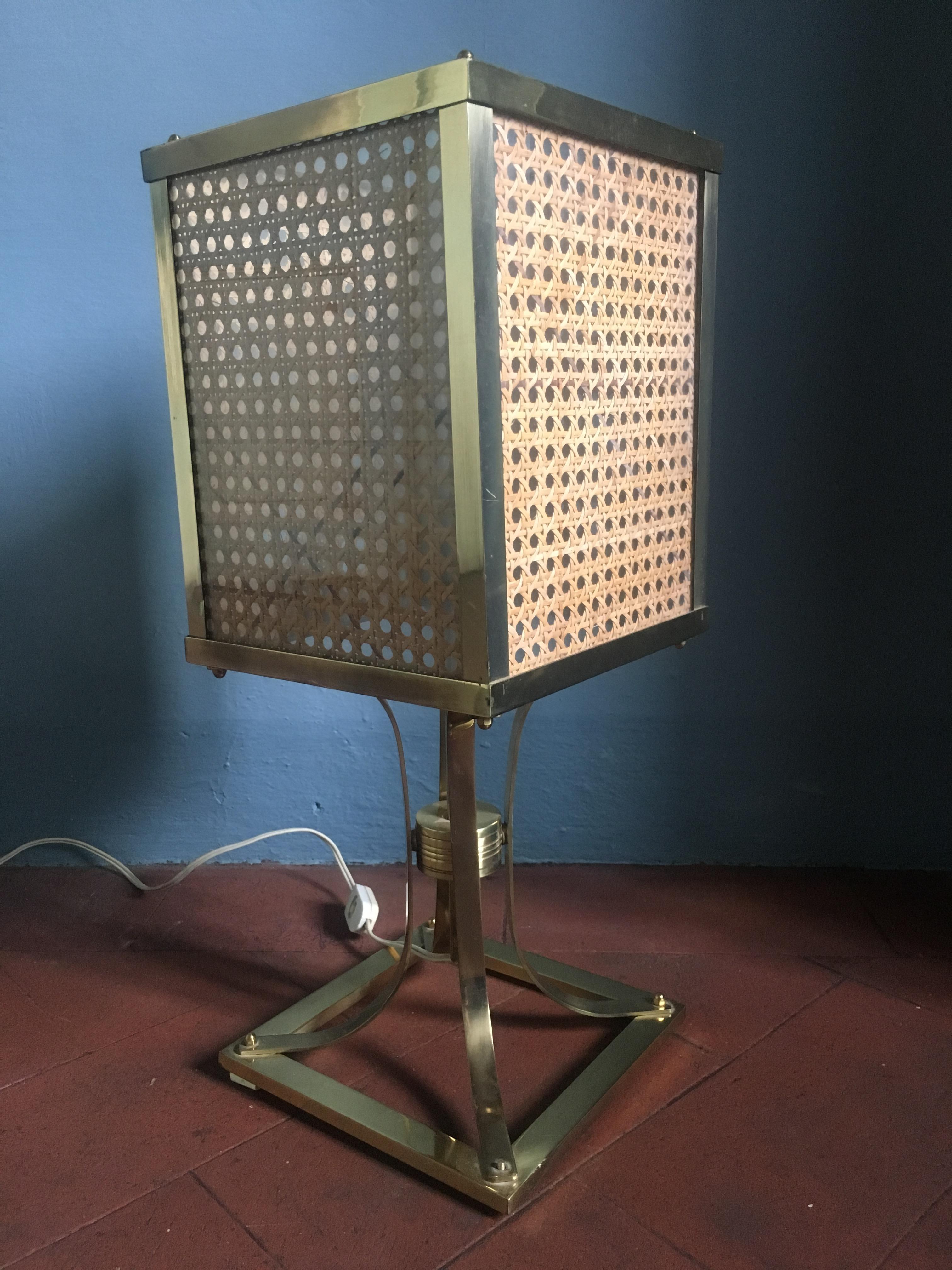 Mid-Century Modern Italian brass table lamp. The lampshade of this table lamp has made in Vienna straw put inside two sheets of plexiglass, brass framed. The lamp is in good vintage conditions, wear consistent with age and use.