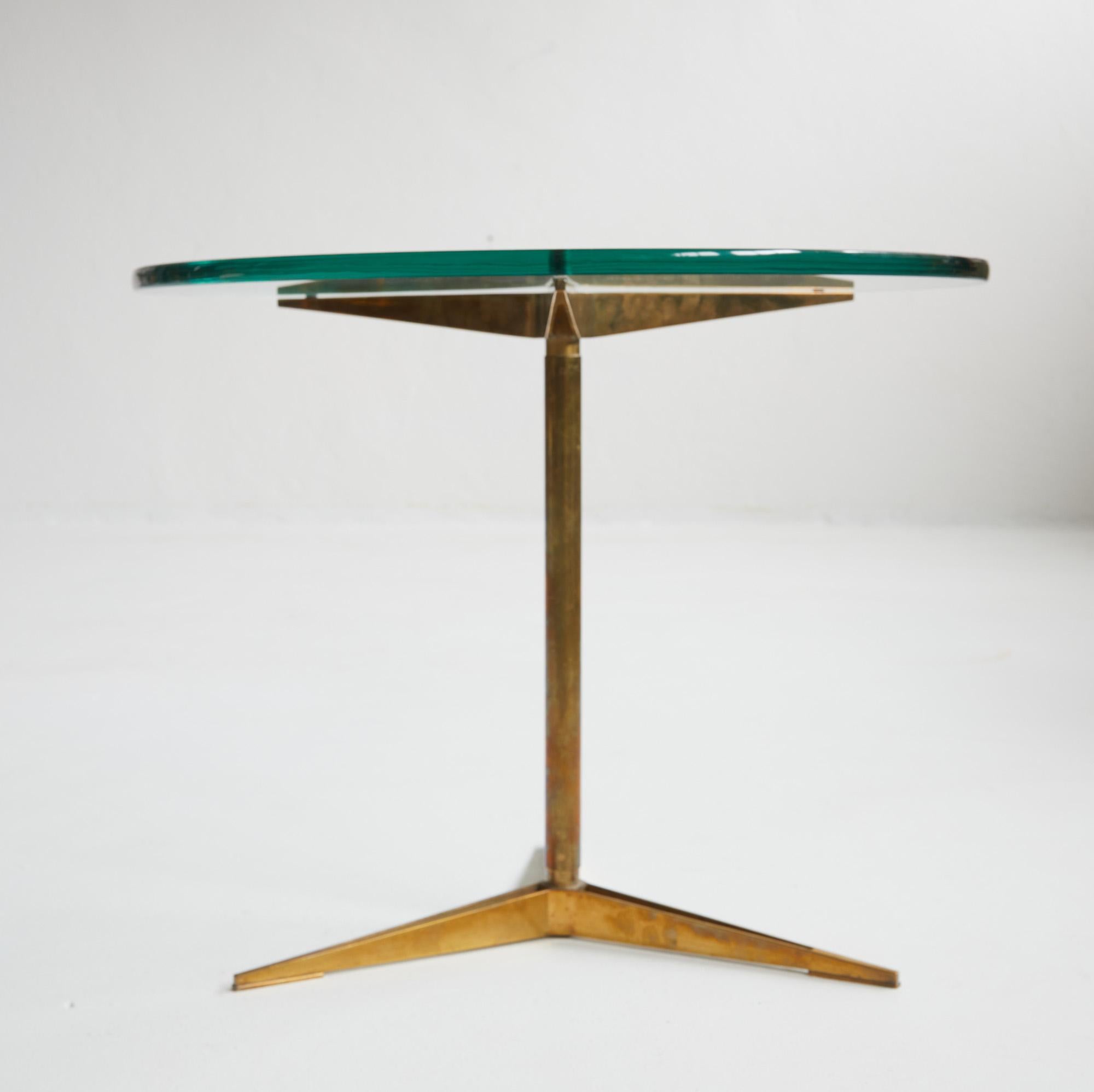 Rare mid-Century Modern brass and tempered glass tripod table model 1128 designed by Gio Ponti.

Edited by Singer and Sons, USA 1951

This is a very sophisticated and high end quality side table or guéridon with a beautiful tripod shaped solid brass