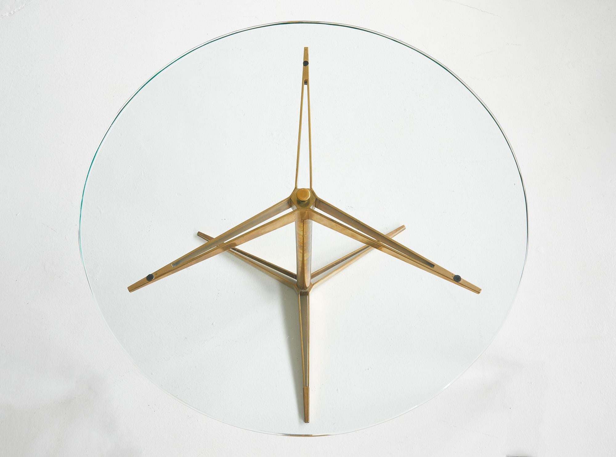 Beveled Mid-Century modern brass and tempered glass tripod table model 1128 by Gio Ponti For Sale