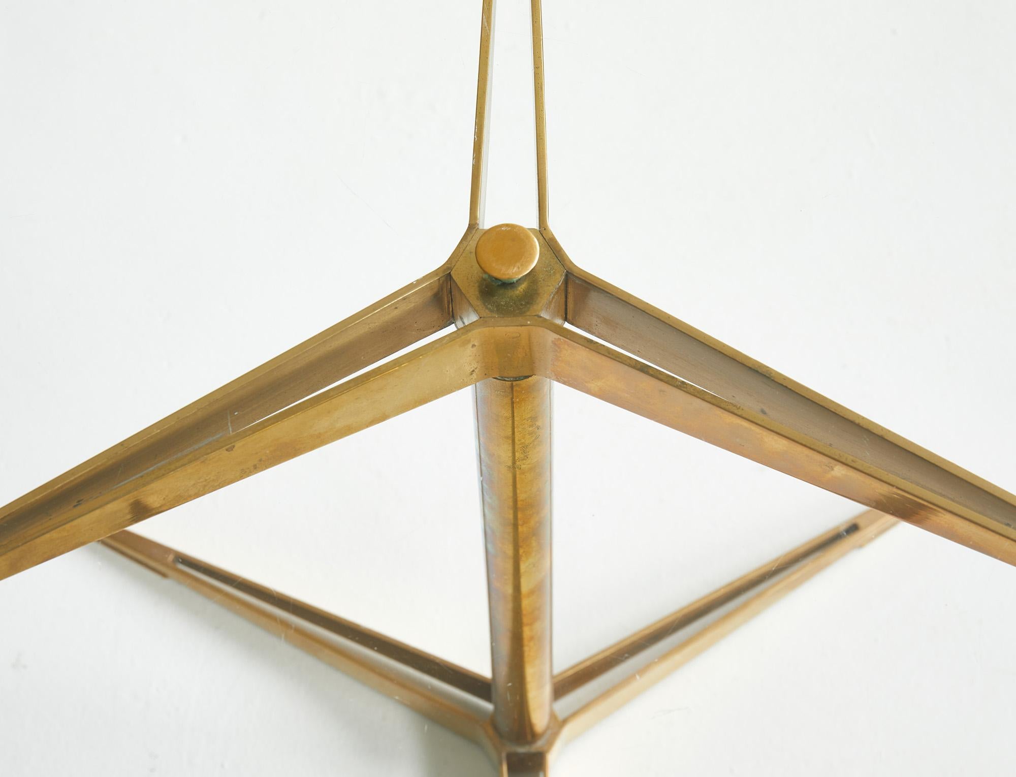 Mid-Century modern brass and tempered glass tripod table model 1128 by Gio Ponti In Good Condition For Sale In Renens, CH