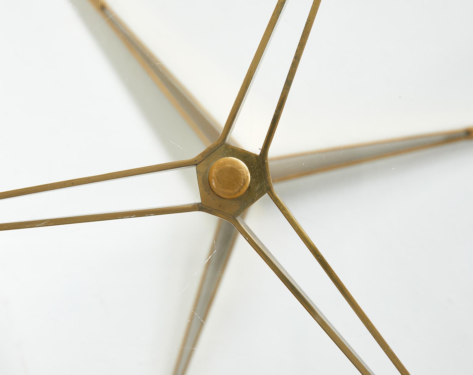 Mid-20th Century Mid-Century modern brass and tempered glass tripod table model 1128 by Gio Ponti For Sale