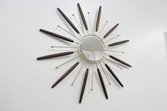Mid-Century Modern Starburst Wandspiegel aus Messing und Walnuss