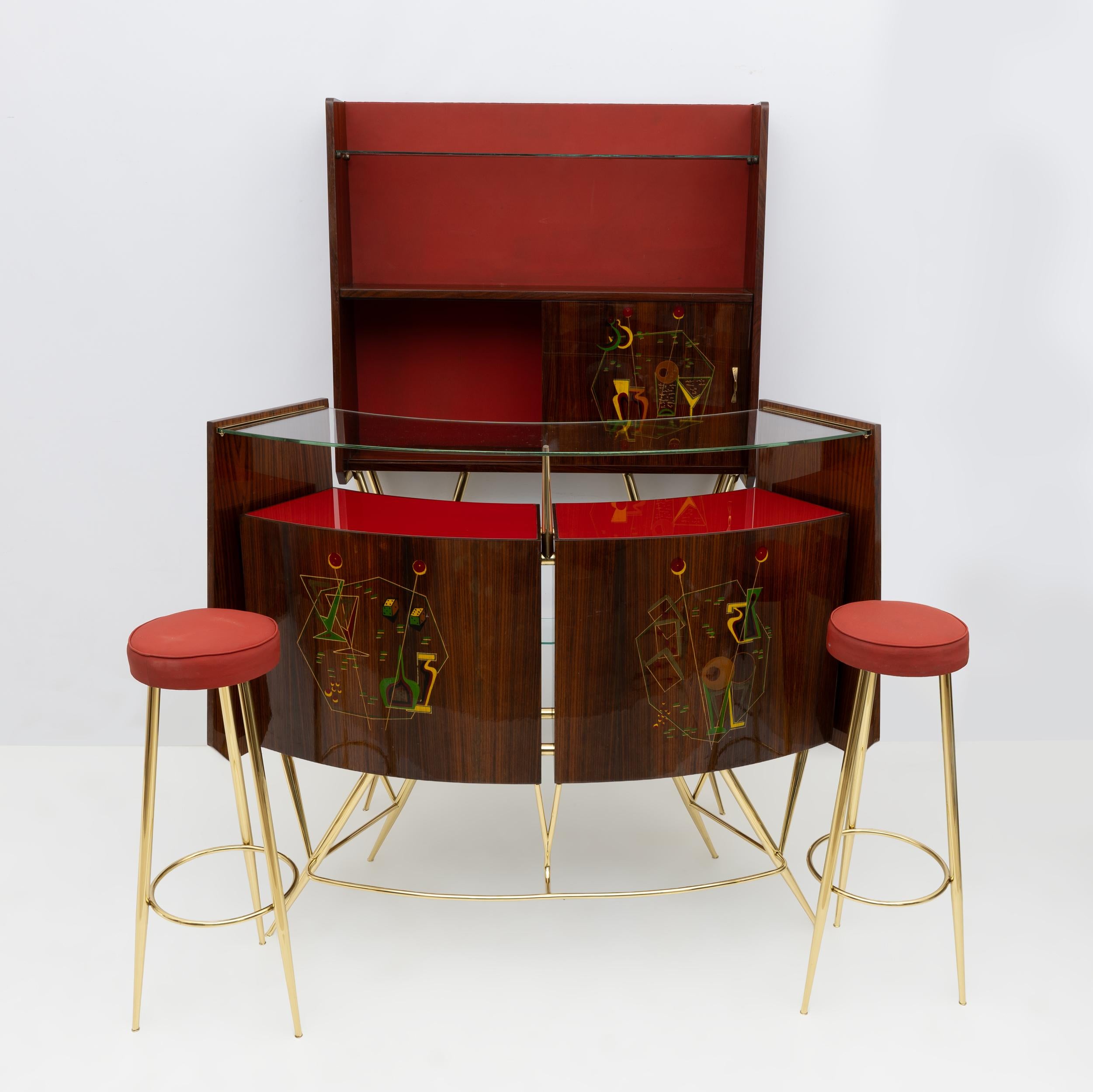 Mobile bar moderno di metà secolo in ottone e noce con 2 sgabelli, Italia, anni '50 in vendita 3