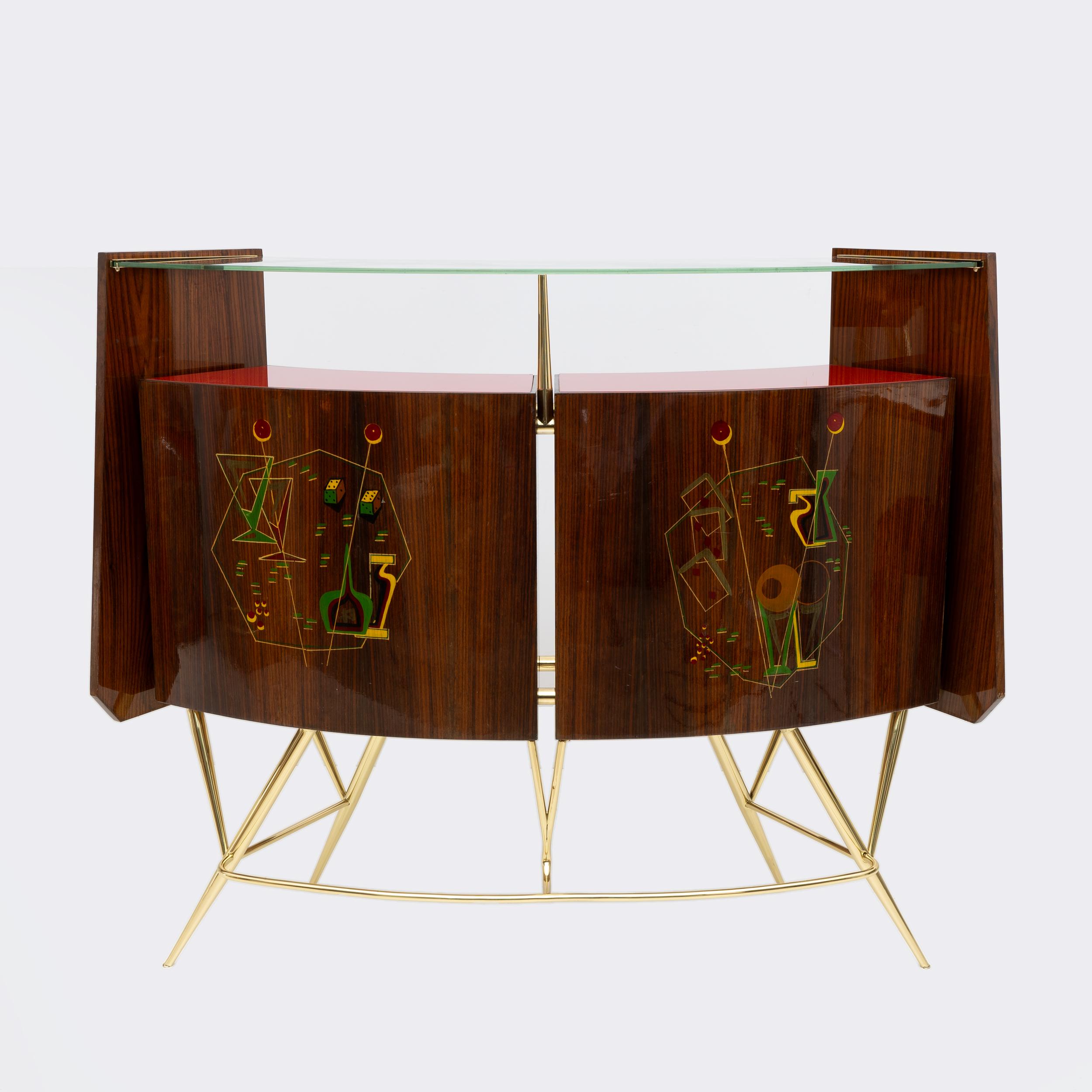 Italiano Mobile bar moderno di metà secolo in ottone e noce con 2 sgabelli, Italia, anni '50 in vendita