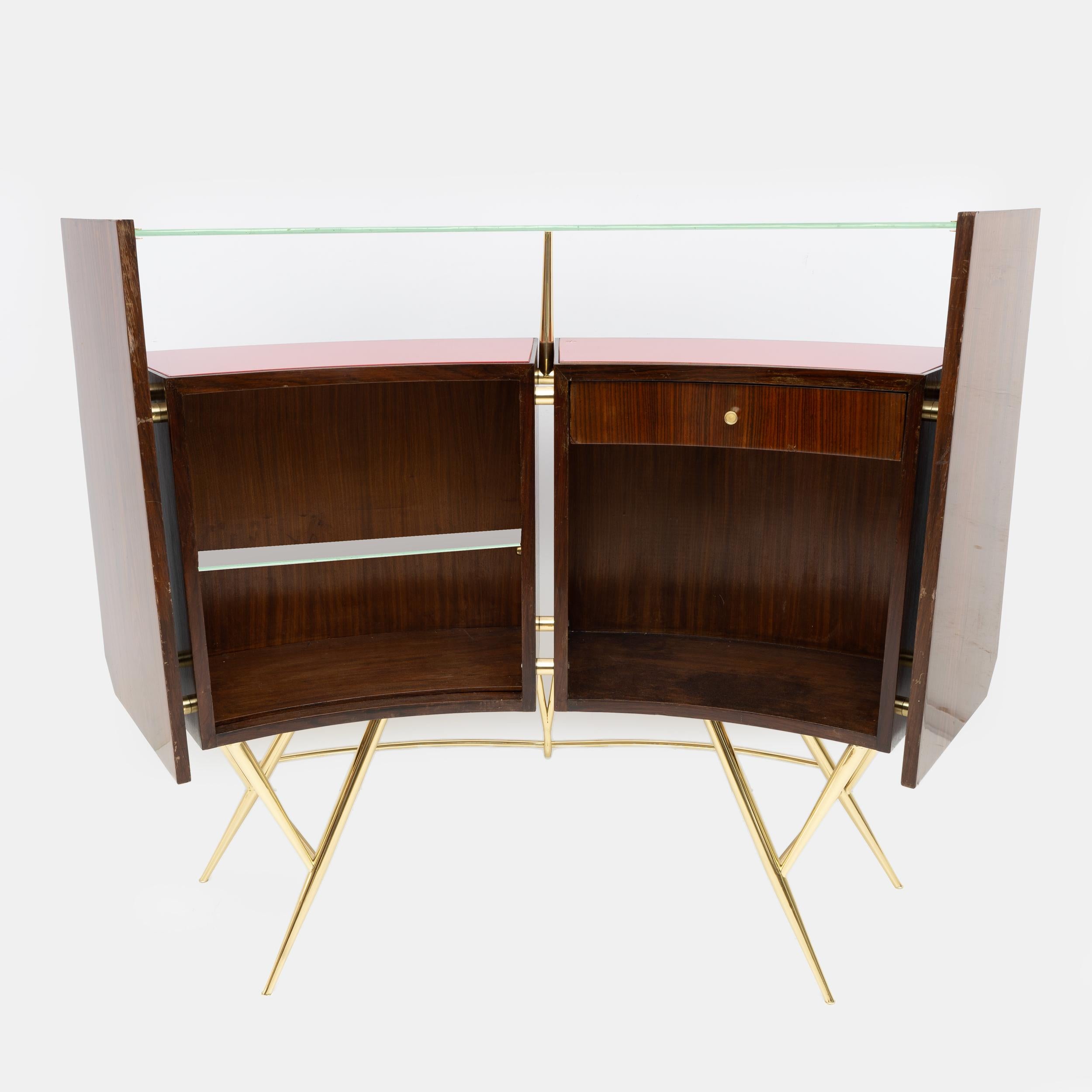 Mobile bar moderno di metà secolo in ottone e noce con 2 sgabelli, Italia, anni '50 in vendita 2