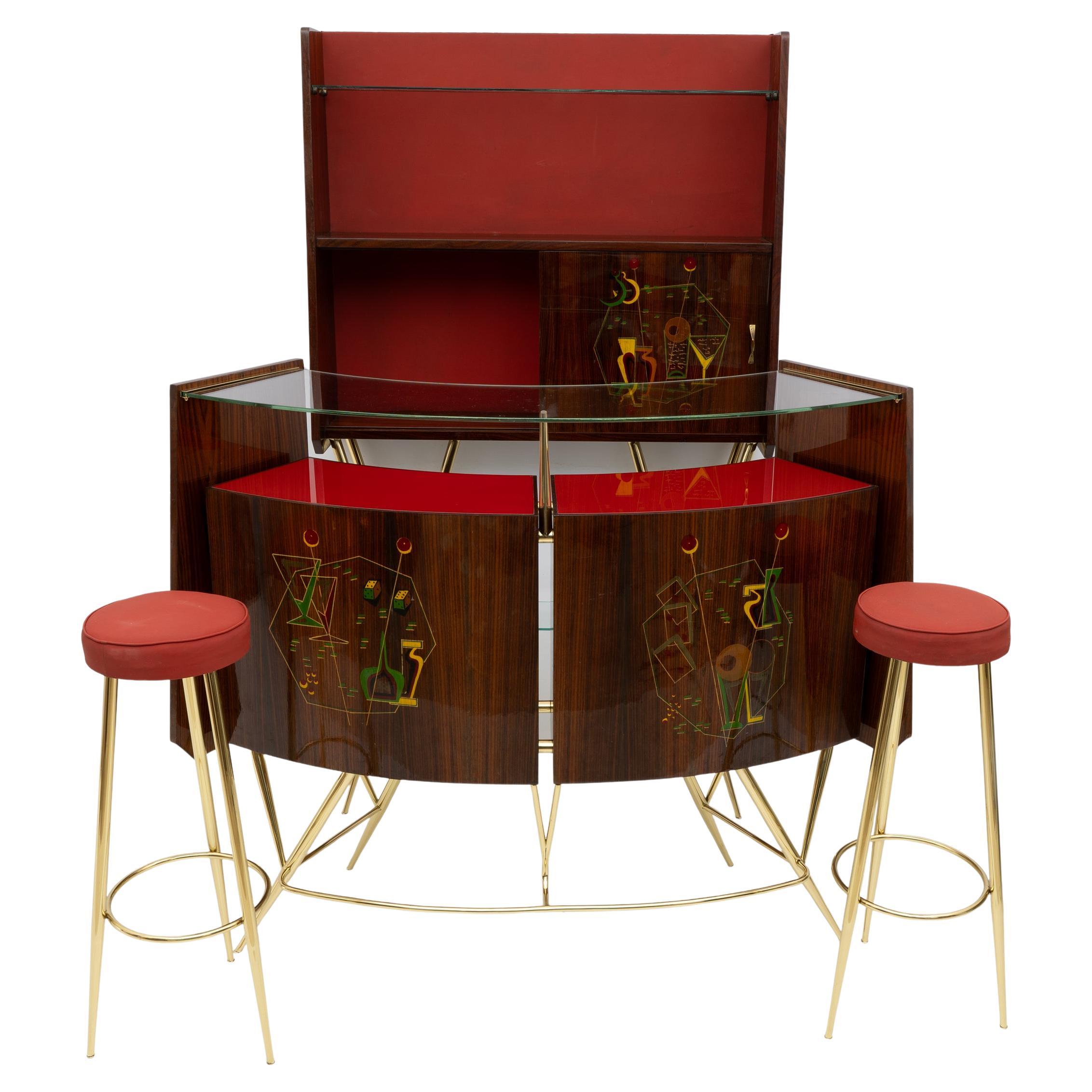 Meuble de bar en laiton et noyer avec 2 tabourets, The MODERNITY, Italie, années 1950
