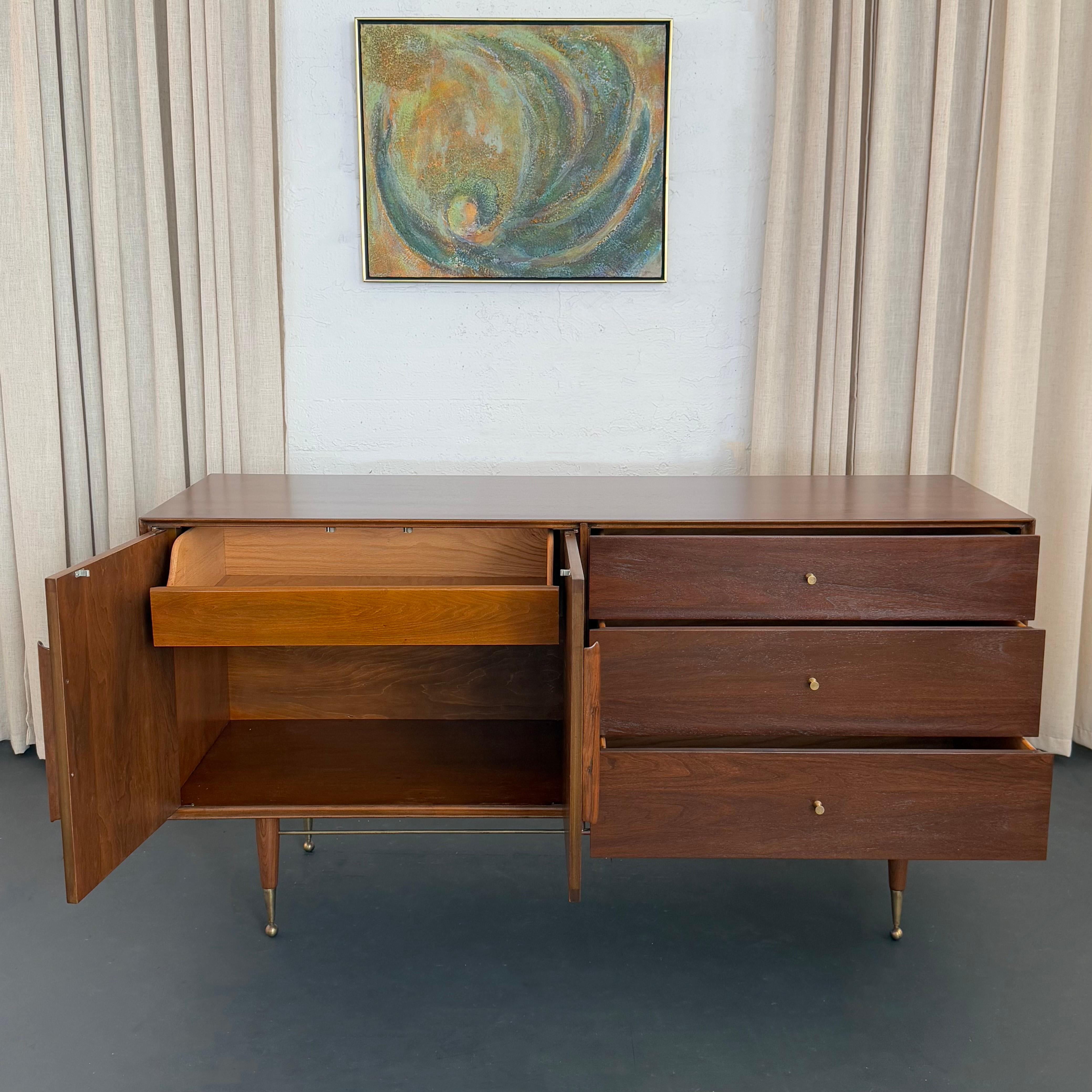Cómoda Credenza Moderna de Mediano Siglo de Latón y Nogal en venta 4