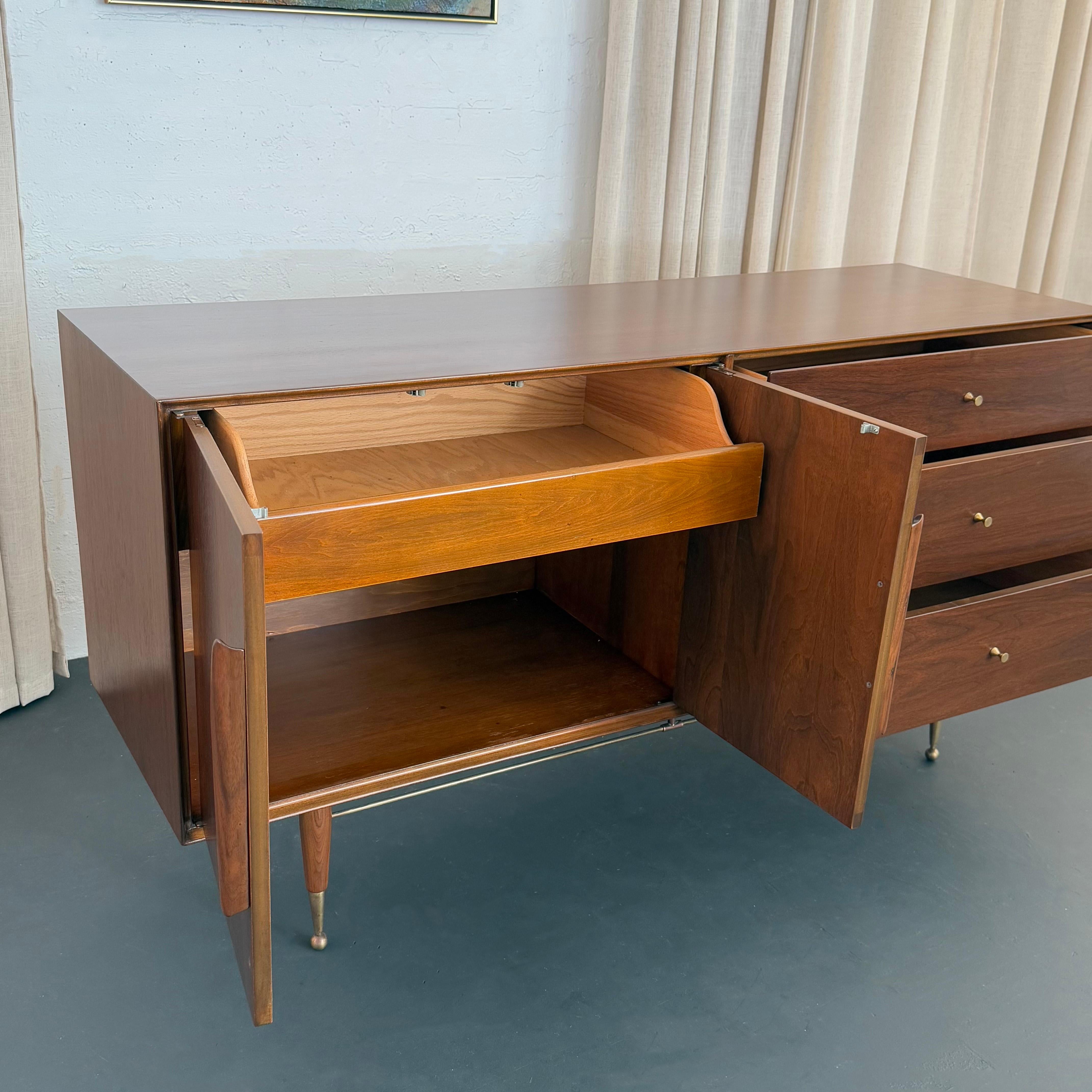 Cómoda Credenza Moderna de Mediano Siglo de Latón y Nogal en venta 5