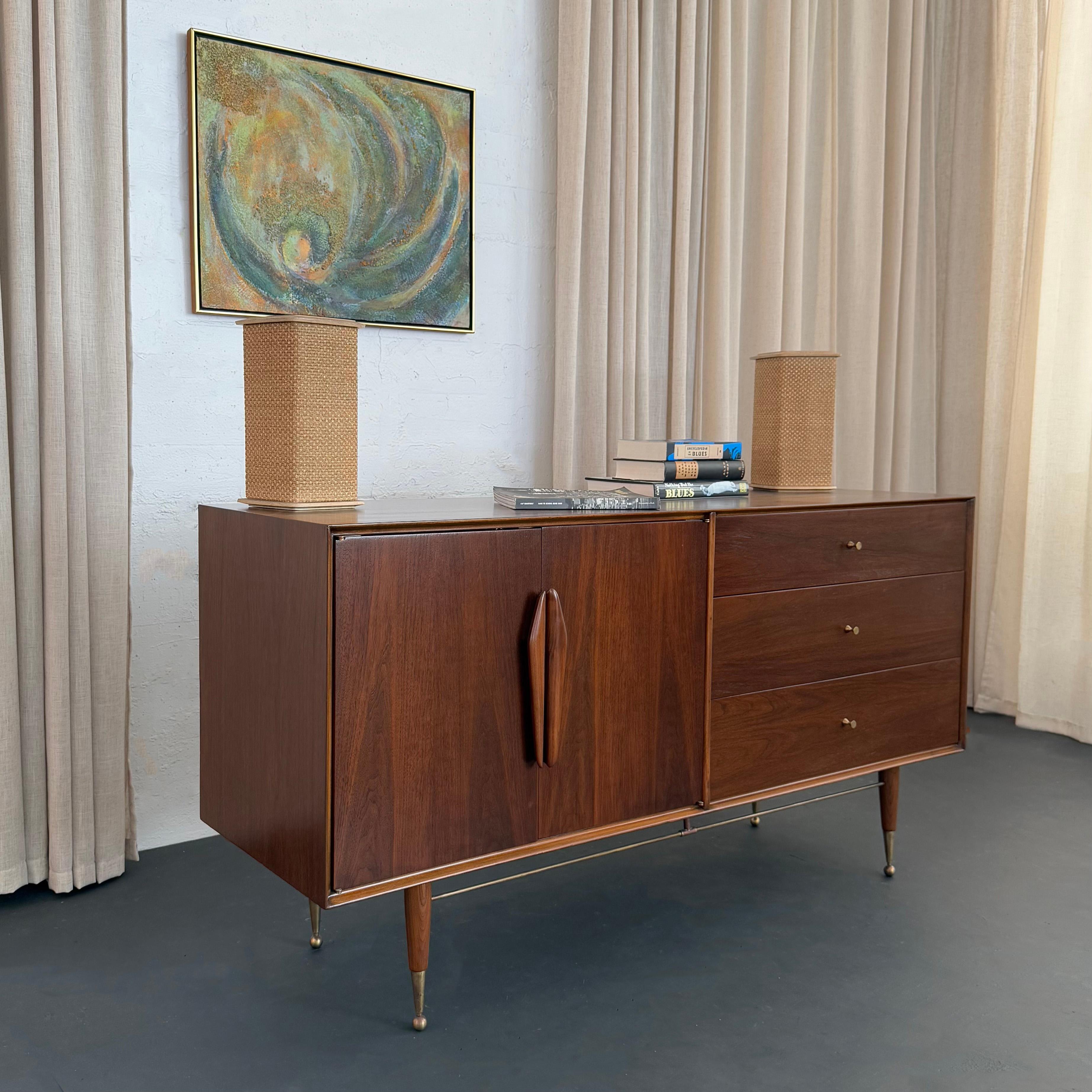 Cómoda Credenza Moderna de Mediano Siglo de Latón y Nogal en venta 6