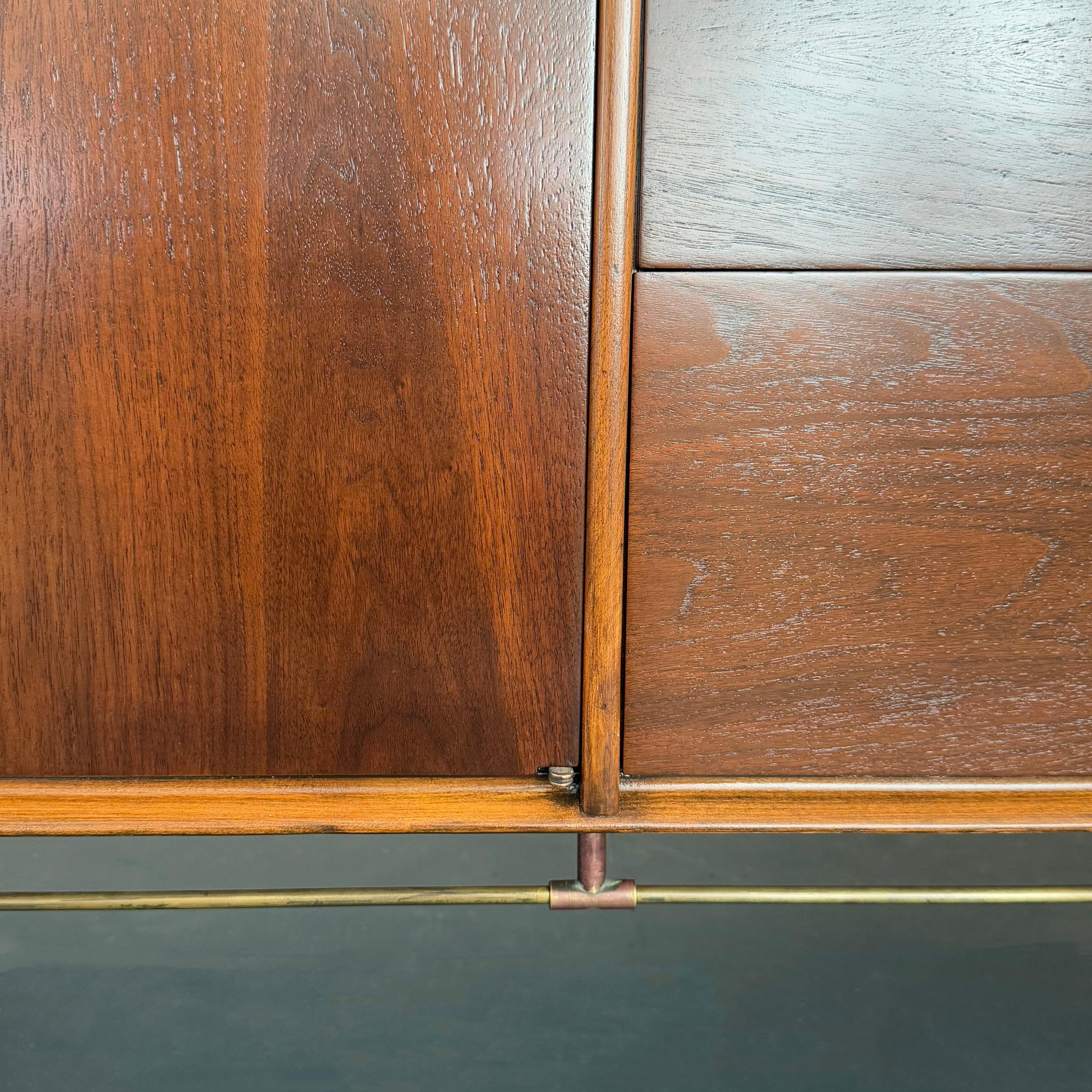 Cómoda Credenza Moderna de Mediano Siglo de Latón y Nogal en venta 7