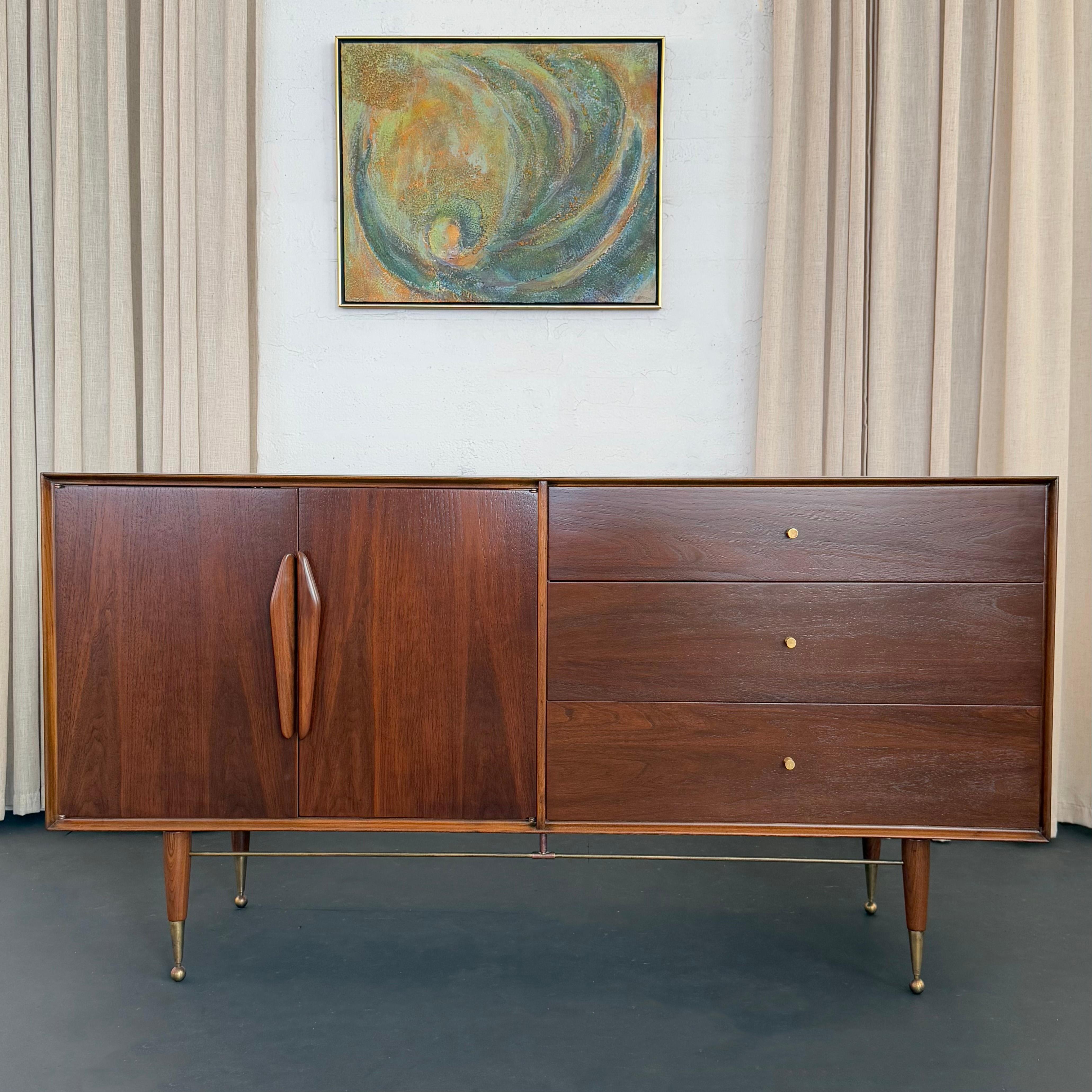 Cómoda Credenza Moderna de Mediano Siglo de Latón y Nogal Moderno de mediados de siglo en venta