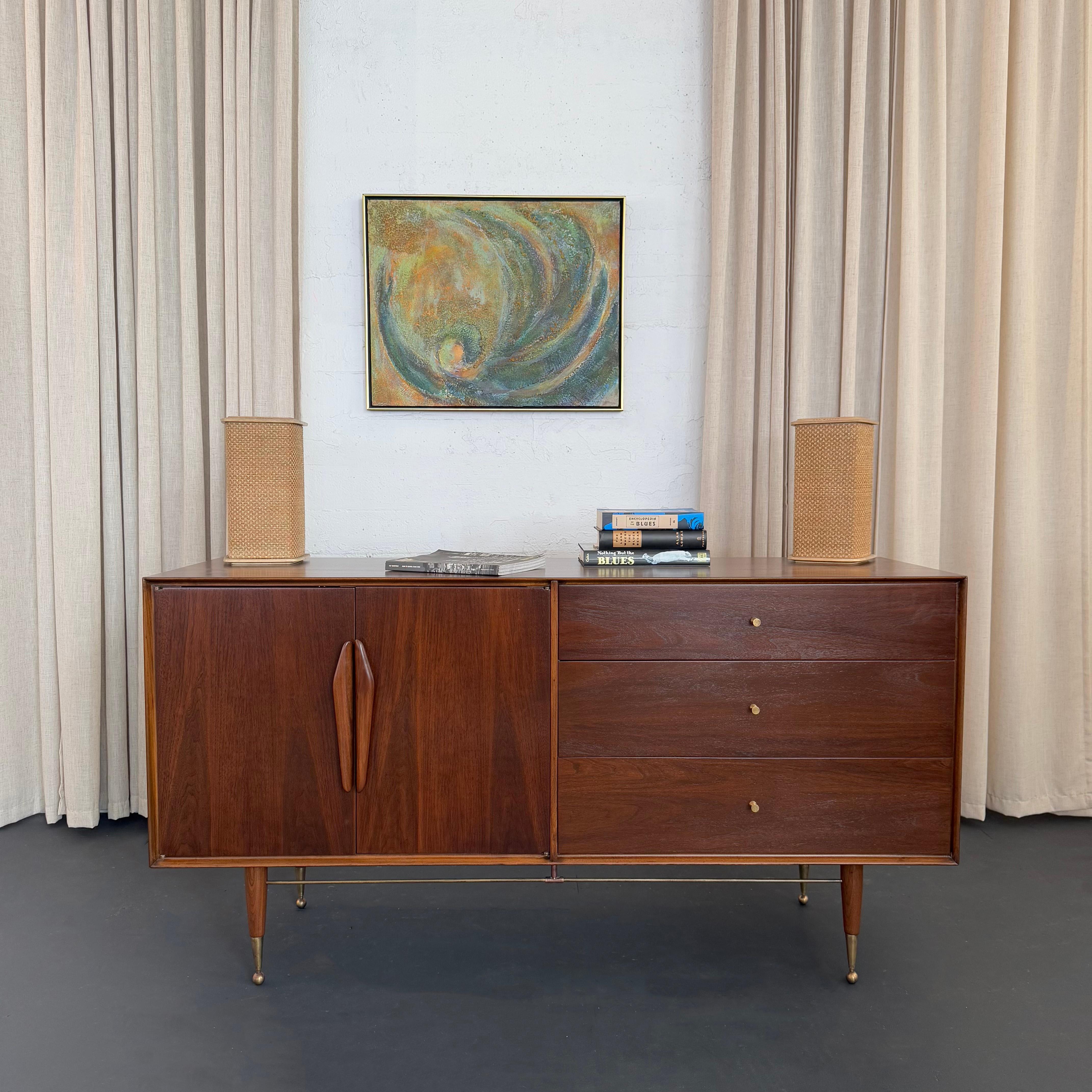 Cómoda Credenza Moderna de Mediano Siglo de Latón y Nogal Estadounidense en venta