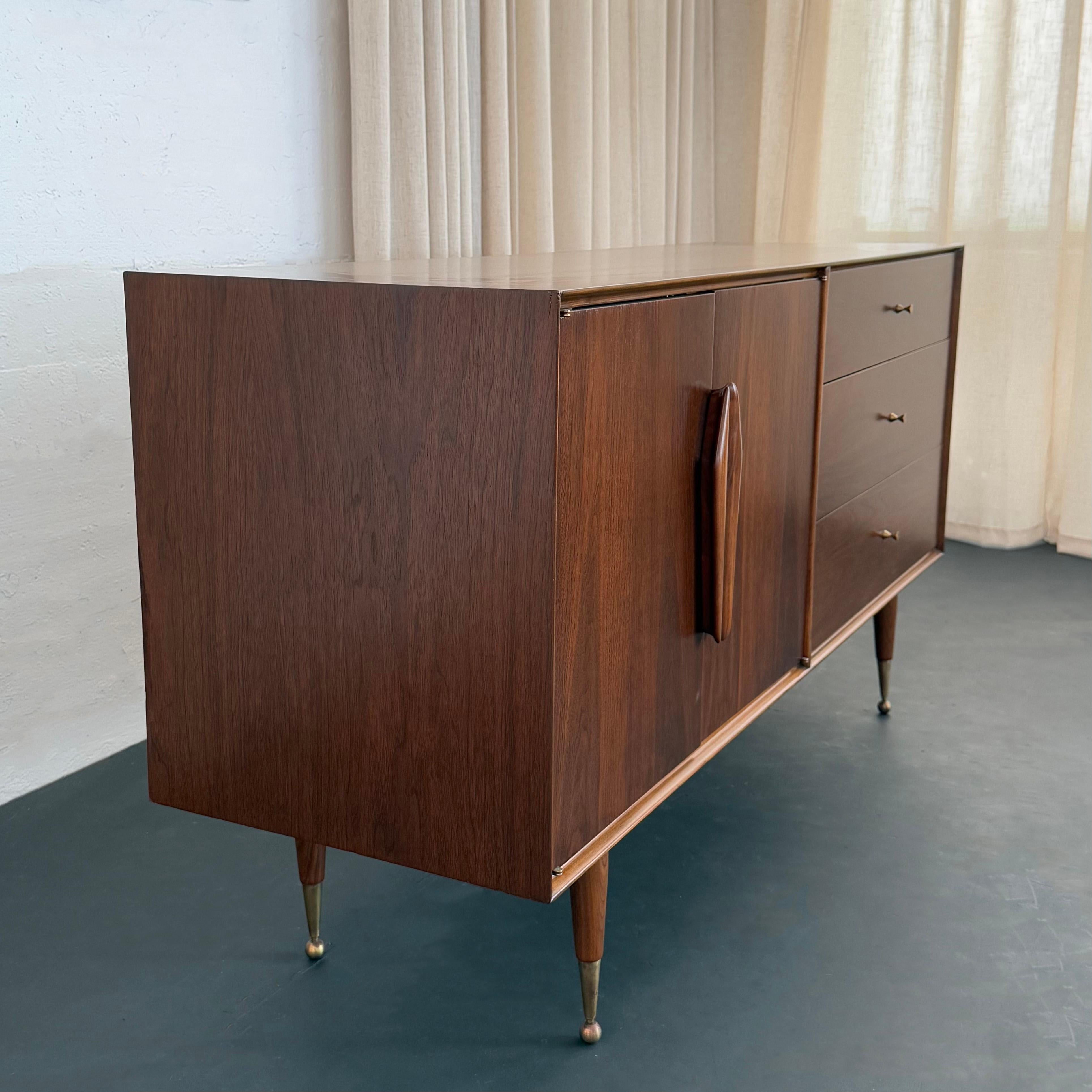 Cómoda Credenza Moderna de Mediano Siglo de Latón y Nogal en Bueno estado para la venta en Brooklyn, NY