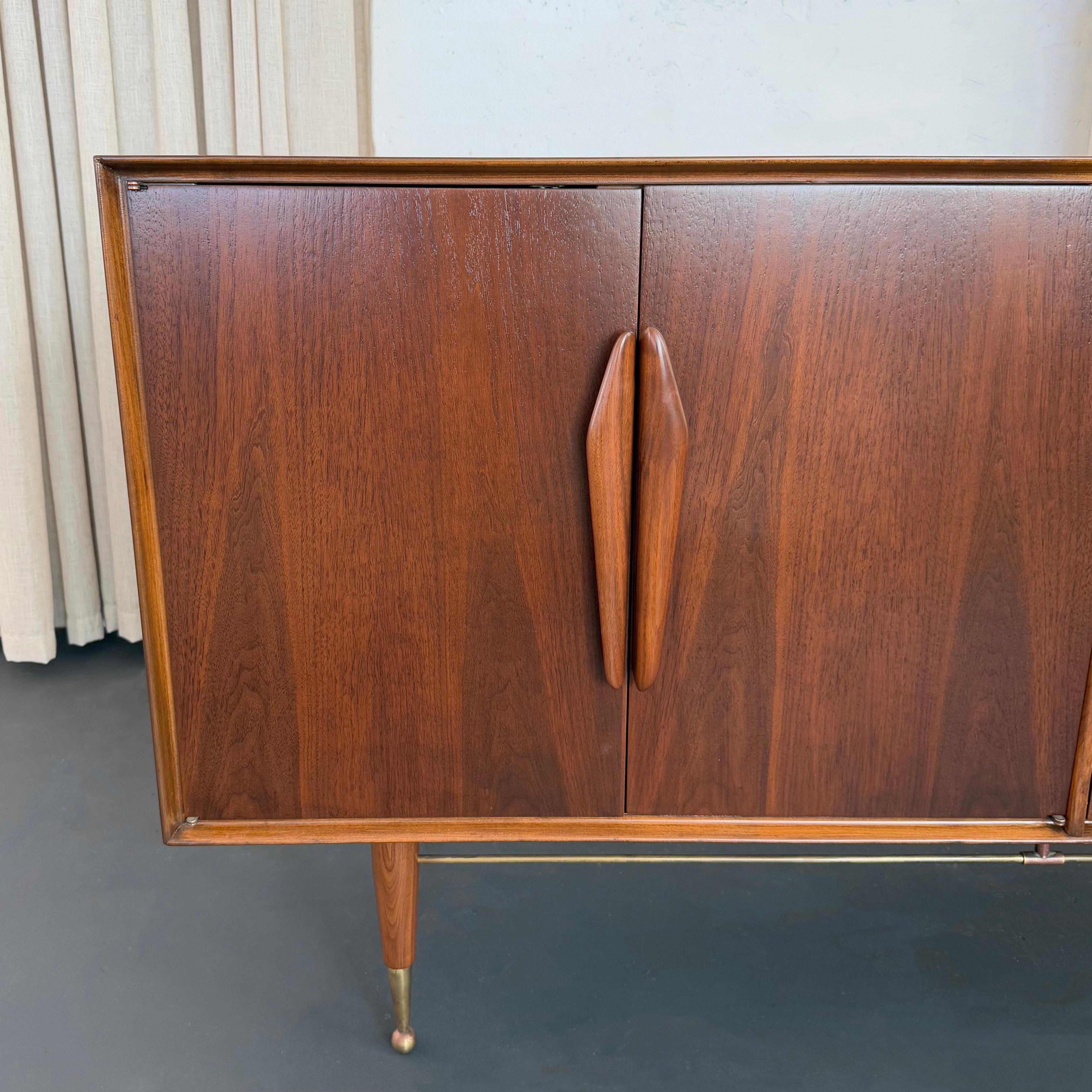 Cómoda Credenza Moderna de Mediano Siglo de Latón y Nogal siglo XX en venta