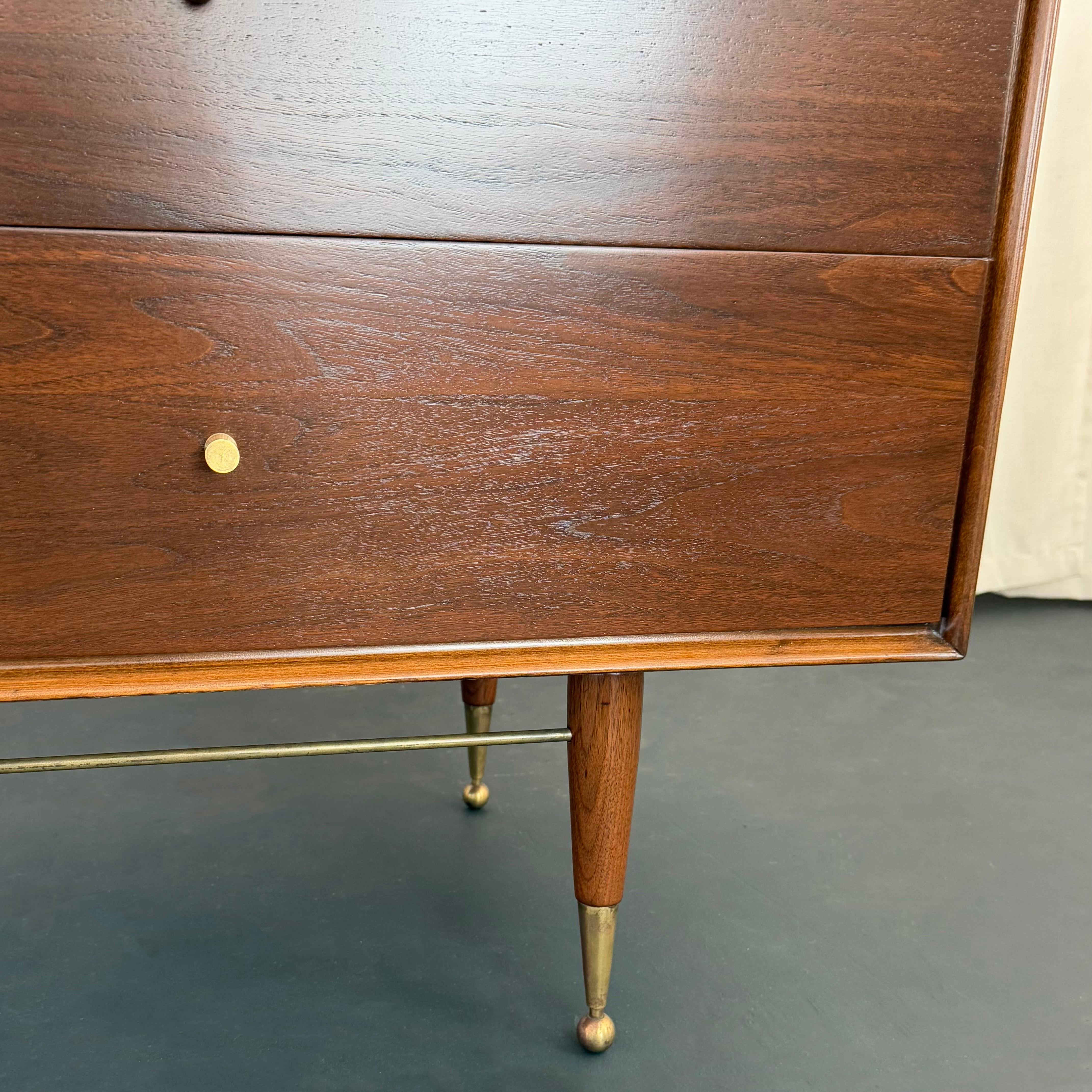 Cómoda Credenza Moderna de Mediano Siglo de Latón y Nogal en venta 1