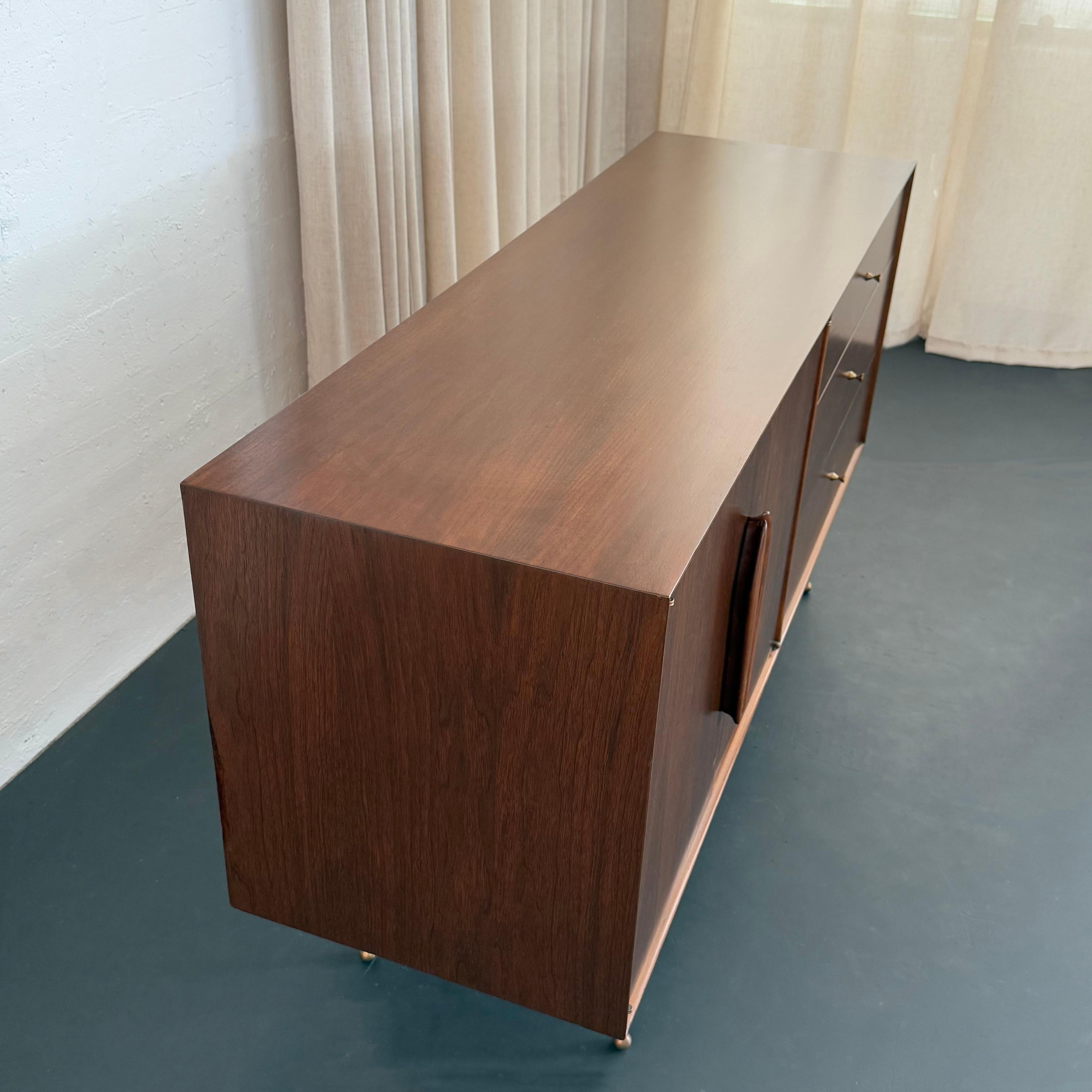 Cómoda Credenza Moderna de Mediano Siglo de Latón y Nogal en venta 2