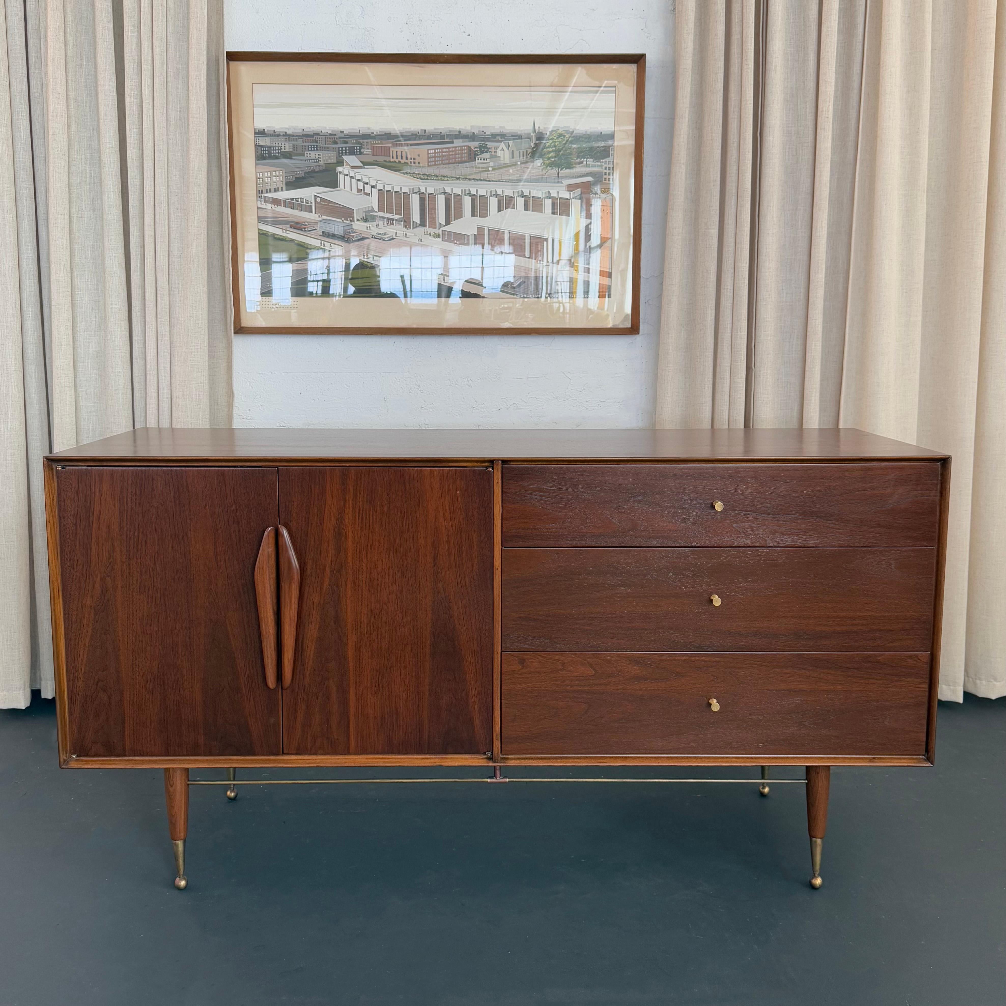 Cómoda Credenza Moderna de Mediano Siglo de Latón y Nogal en venta 3