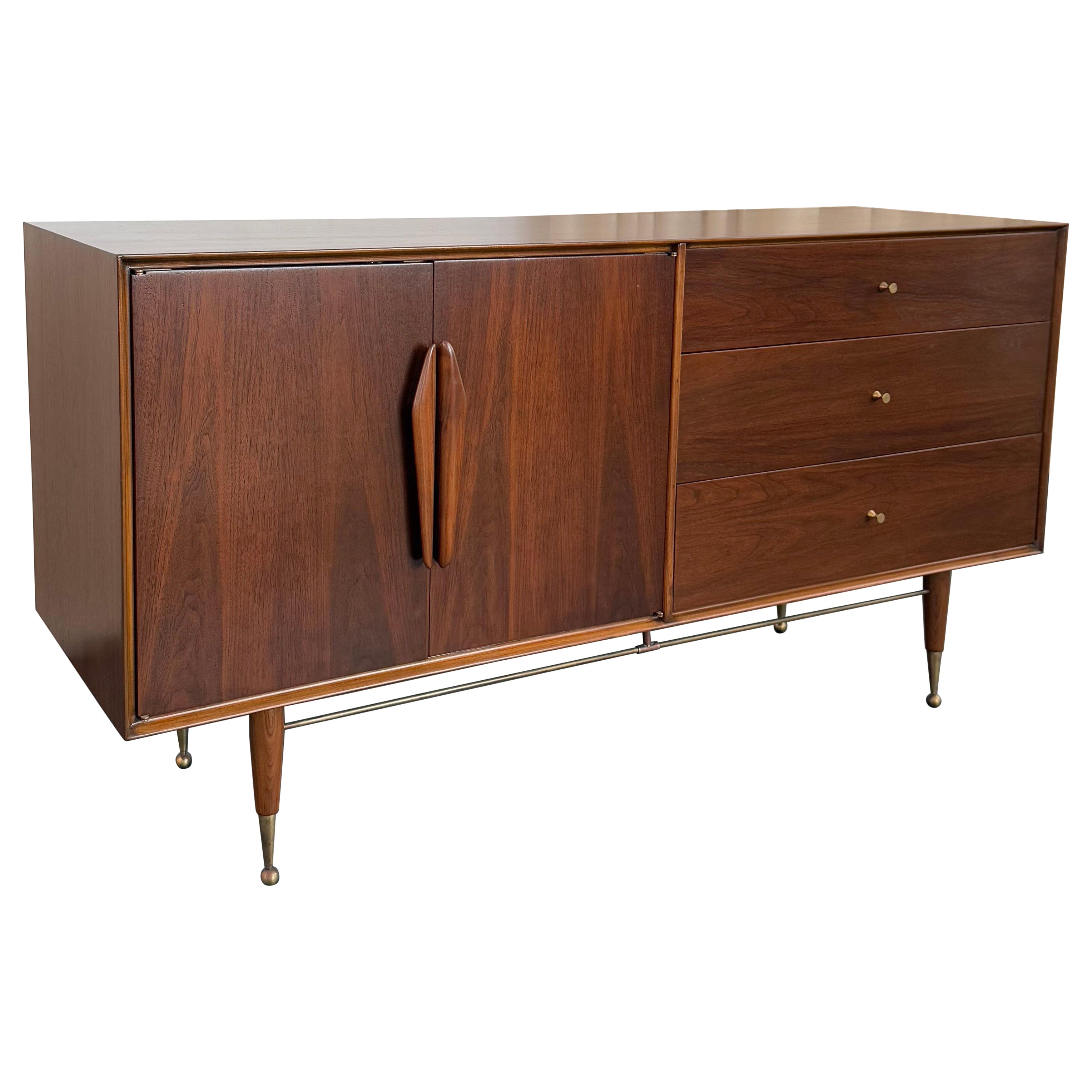 Cómoda Credenza Moderna de Mediano Siglo de Latón y Nogal en venta