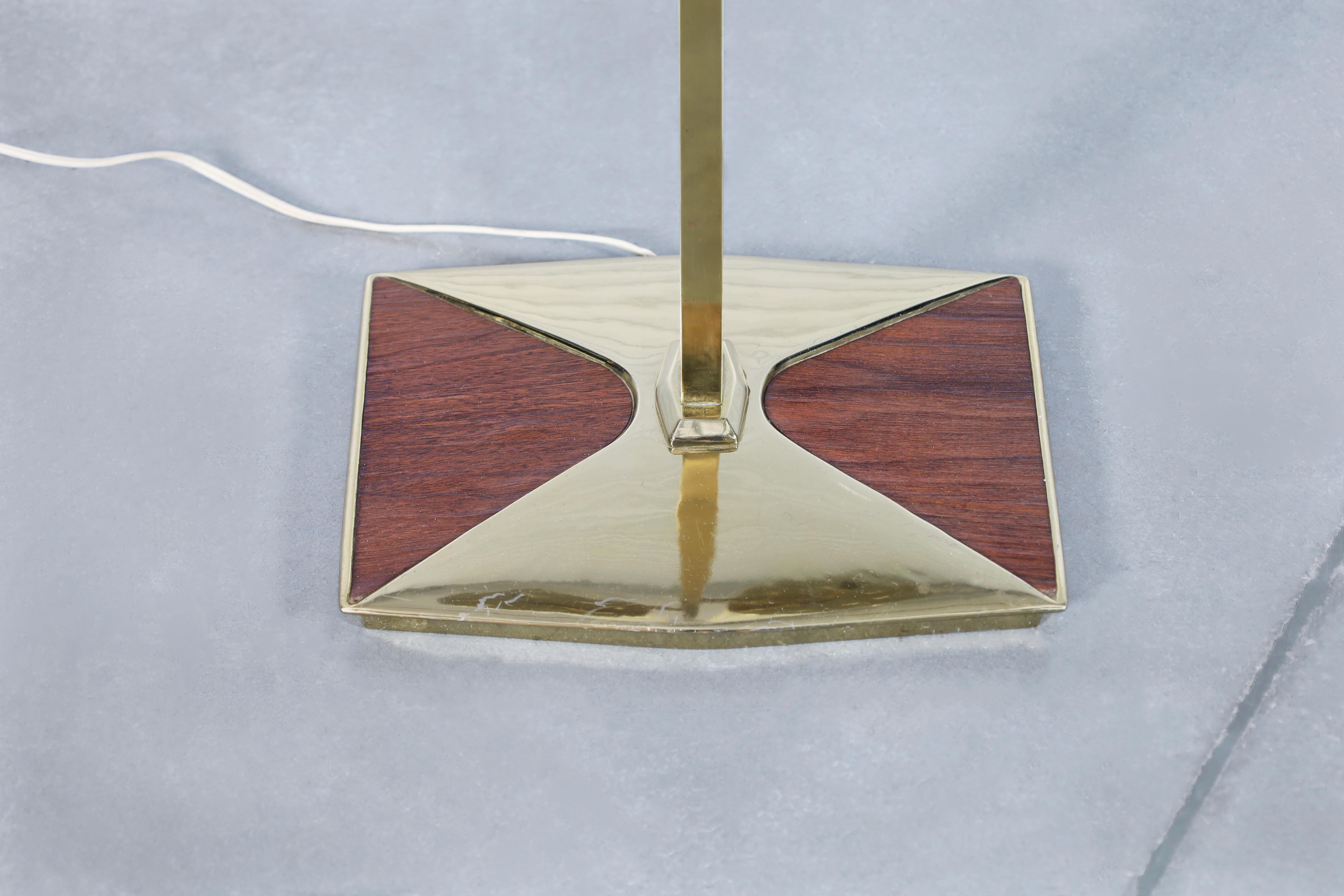 Mid-Century Modern Brass and Walnut Floor Lamp For Sale 7