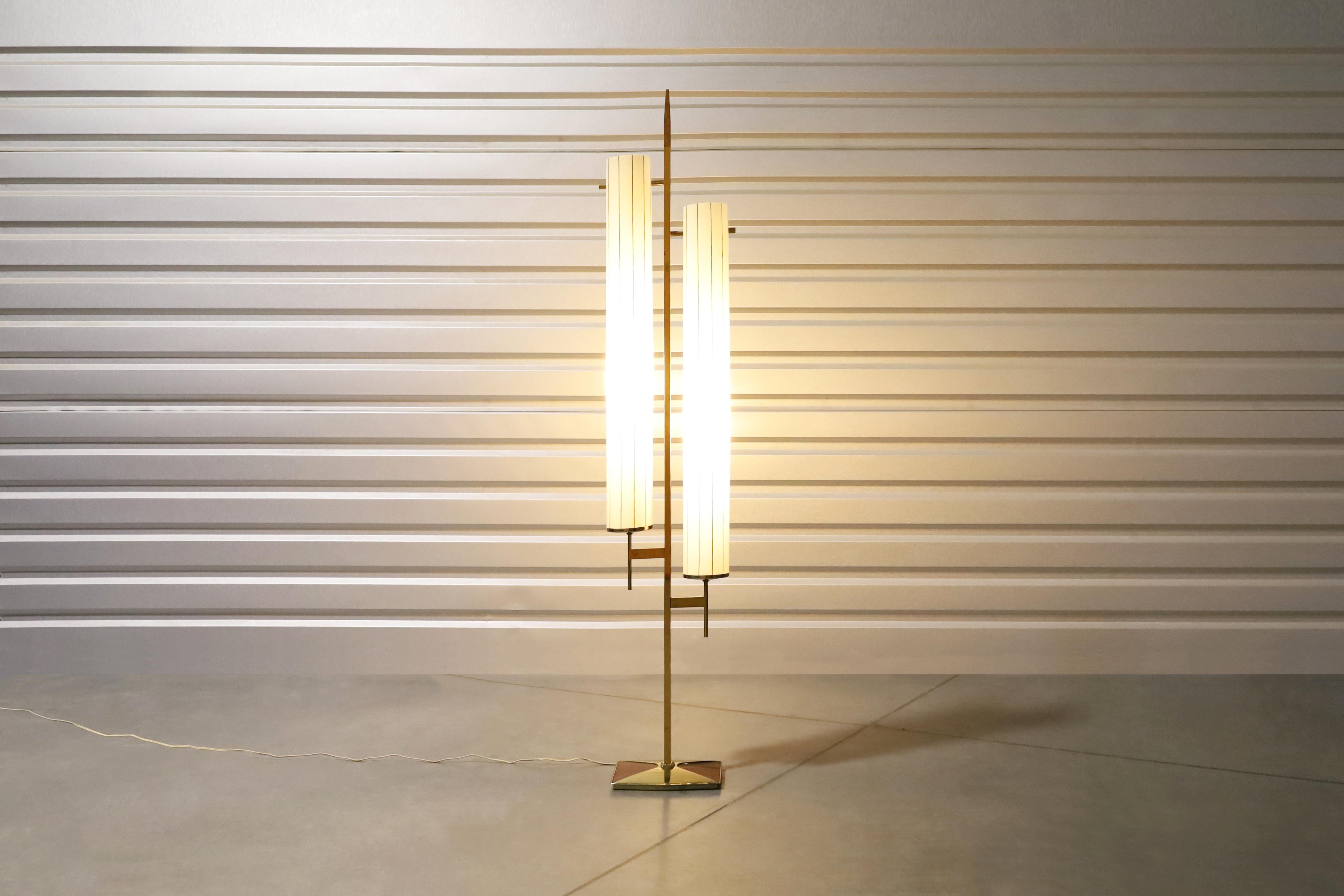 Mid-Century Modern Brass and Walnut Floor Lamp For Sale 1