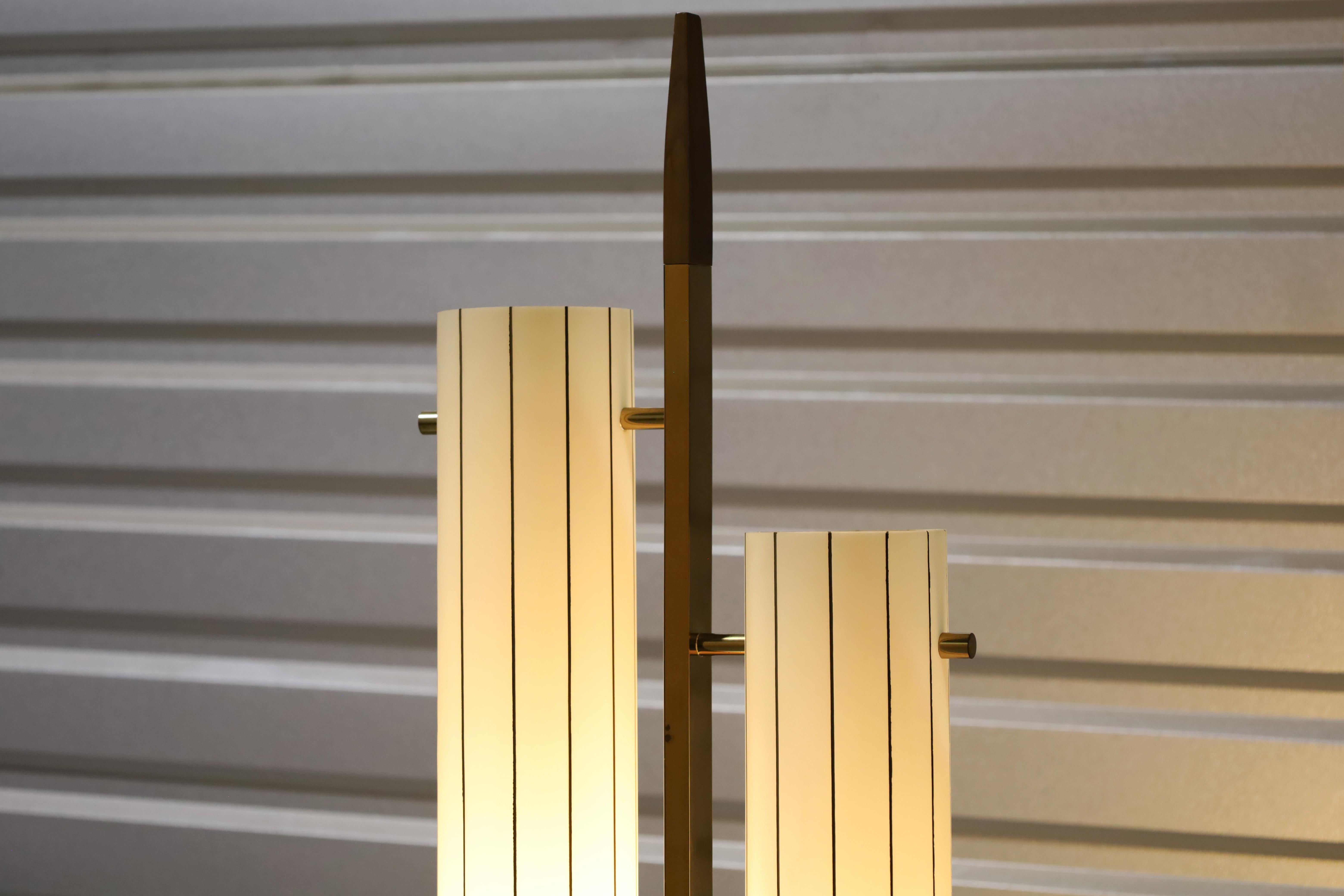 Mid-Century Modern Brass and Walnut Floor Lamp For Sale 2